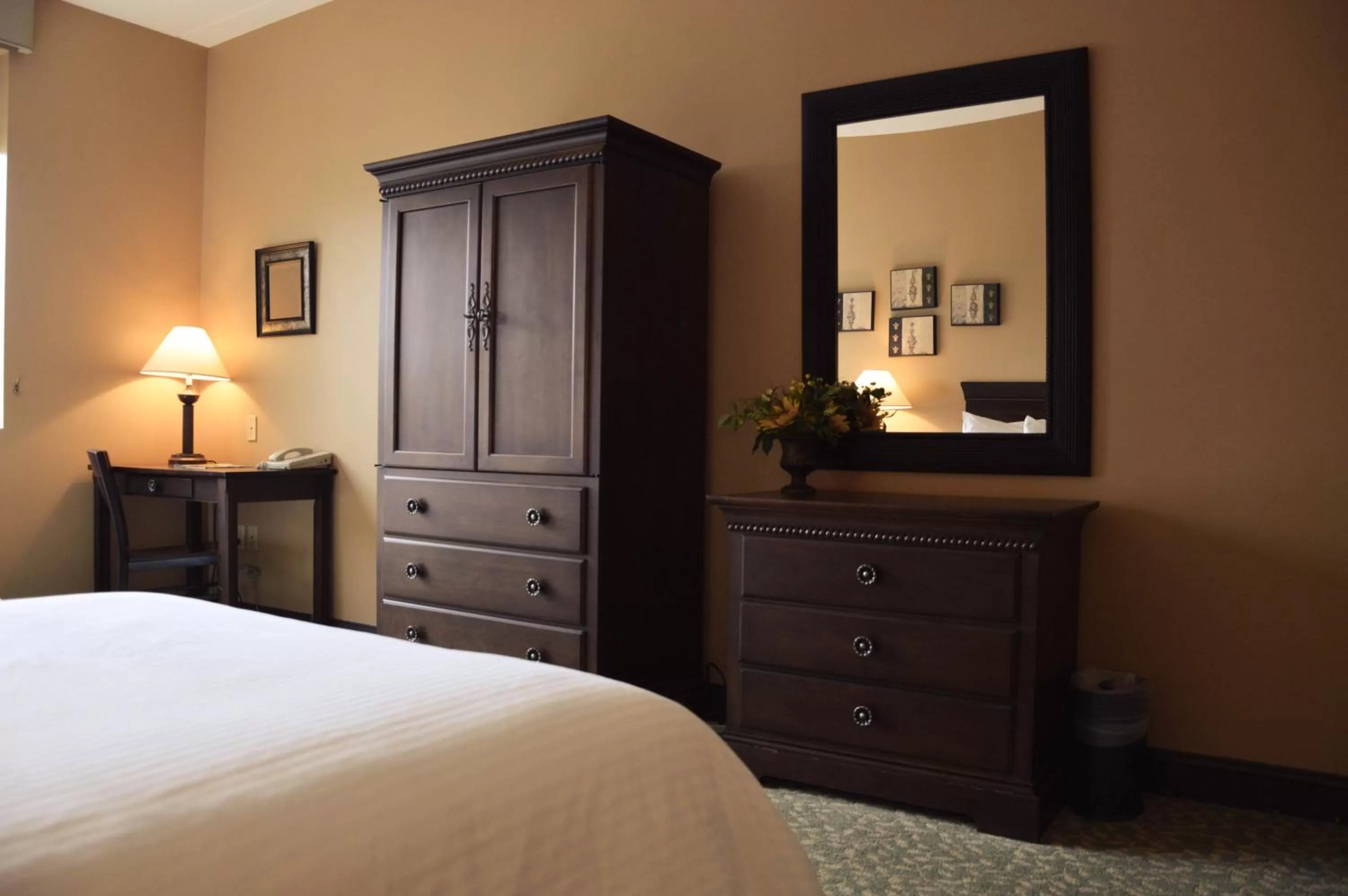 Decorative detail, Bed in Belvedere Inn Schenectady - Albany