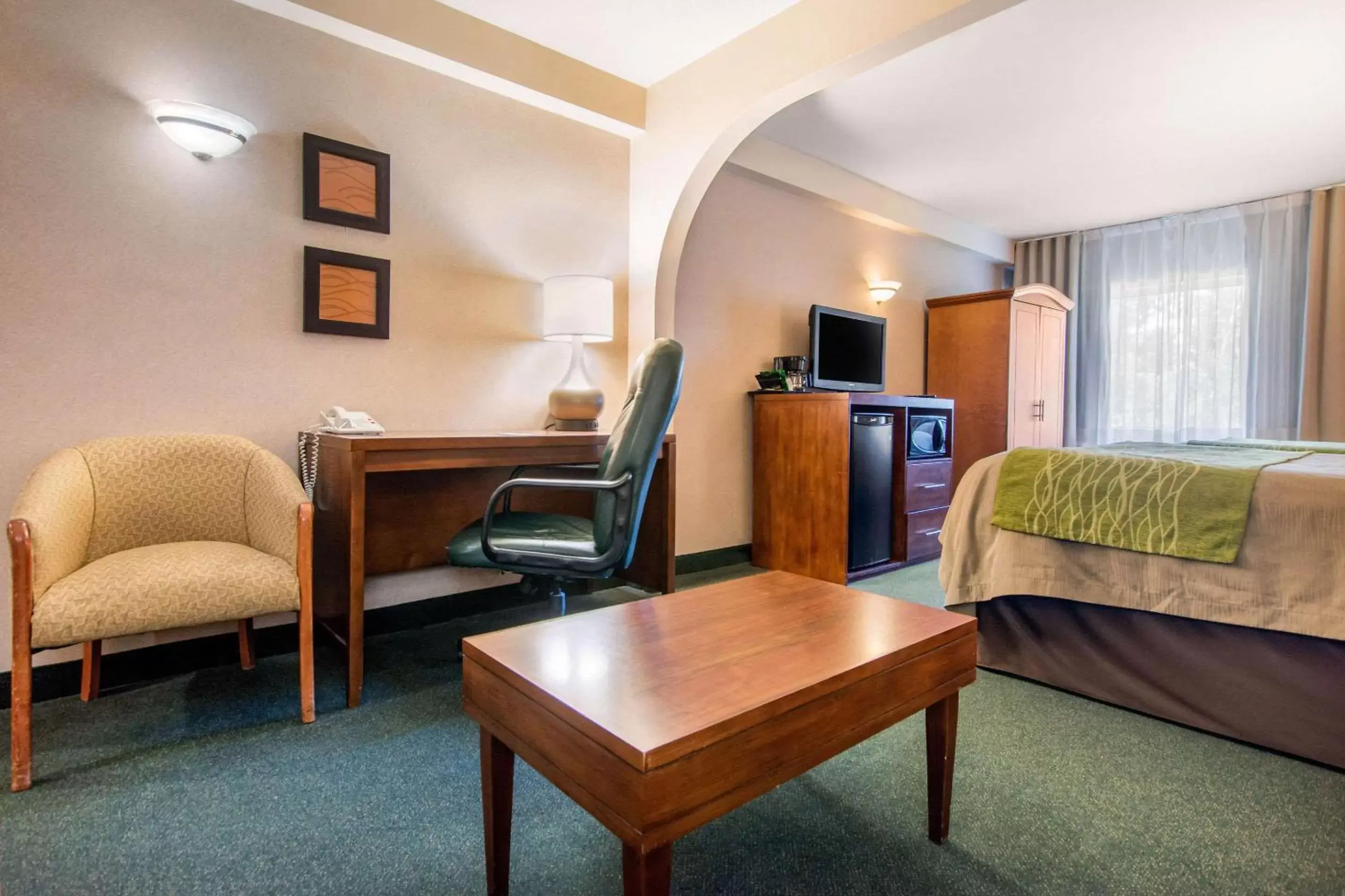 Photo of the whole room, Seating Area in Comfort Inn & Suites Shawinigan