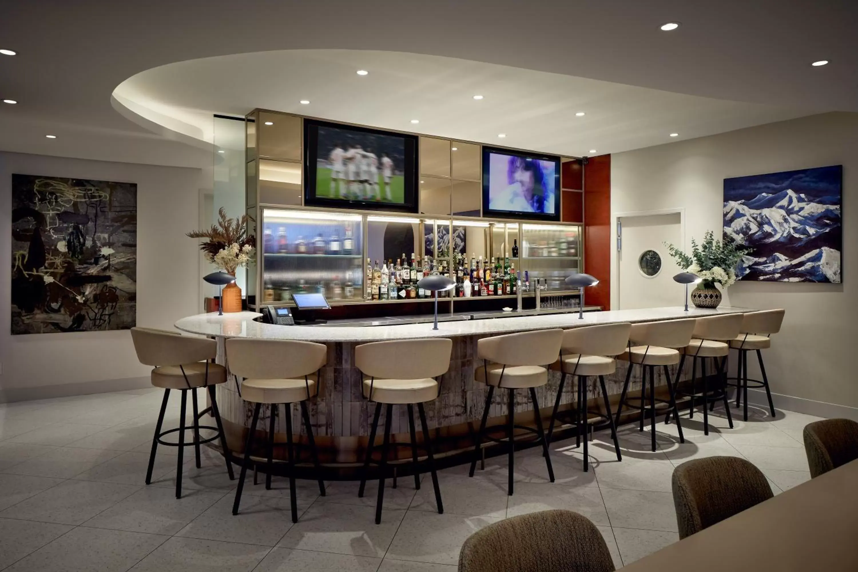 Lounge or bar, Lounge/Bar in Holiday Inn & Suites Montreal Airport