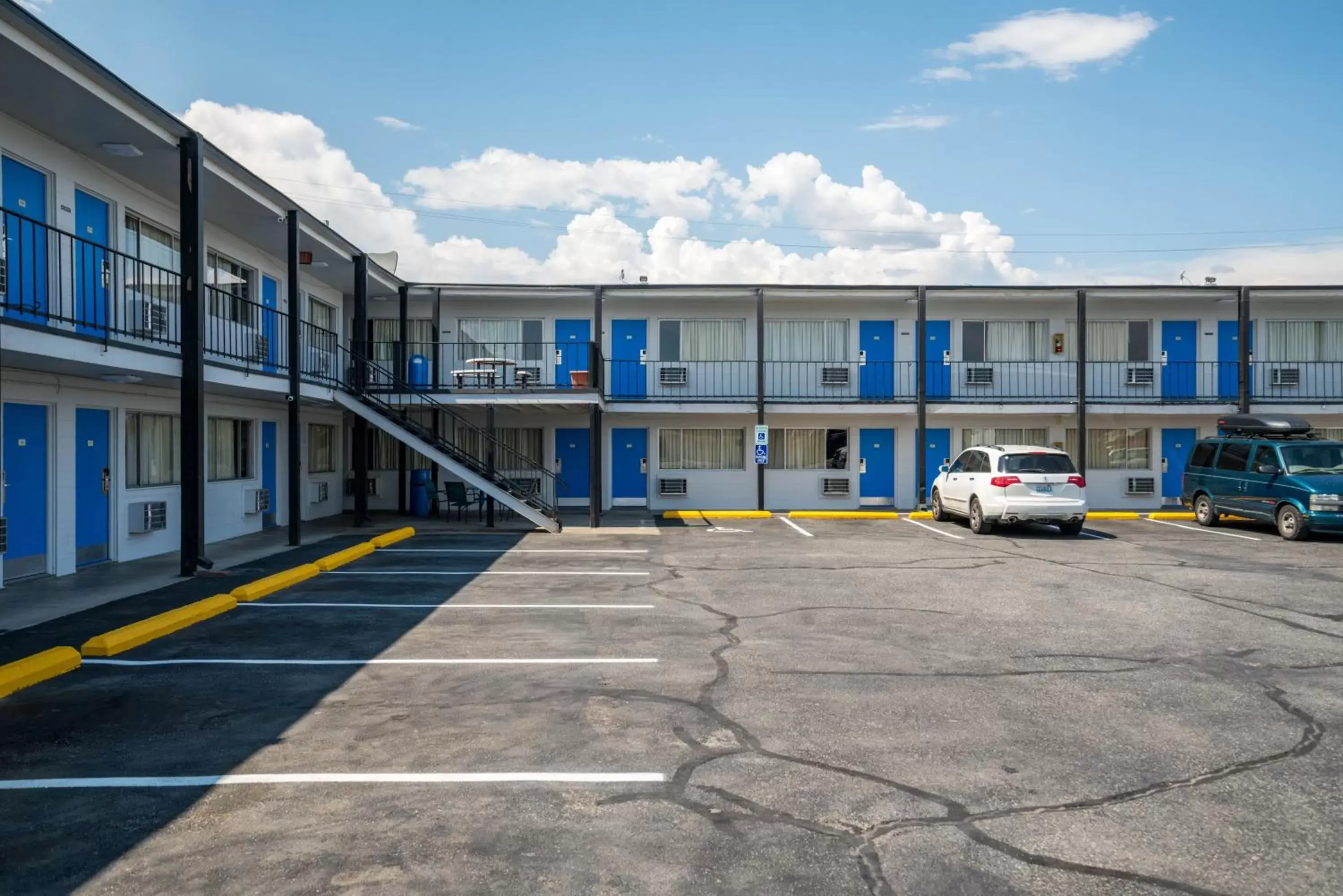 Parking, Property Building in Holiday Lodge Wenatchee