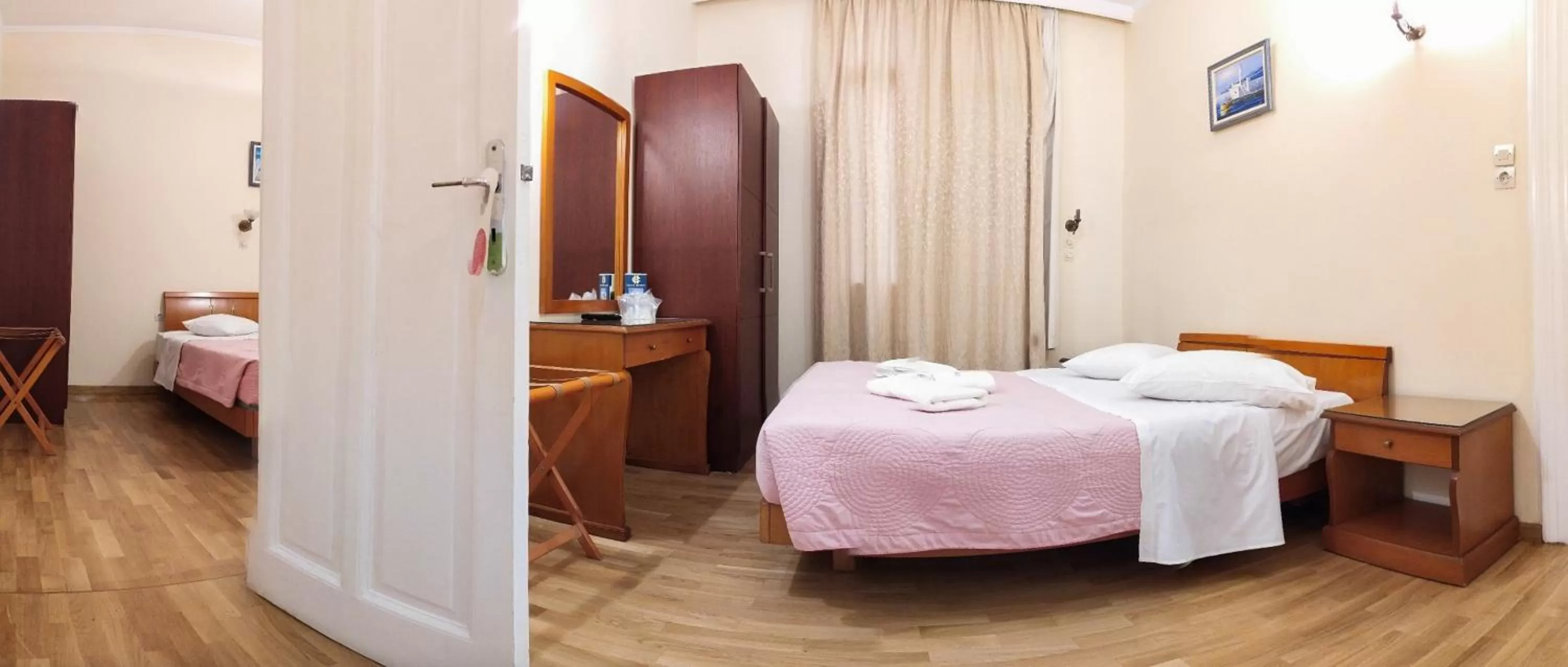 Photo of the whole room, Bed in Cecil Hotel