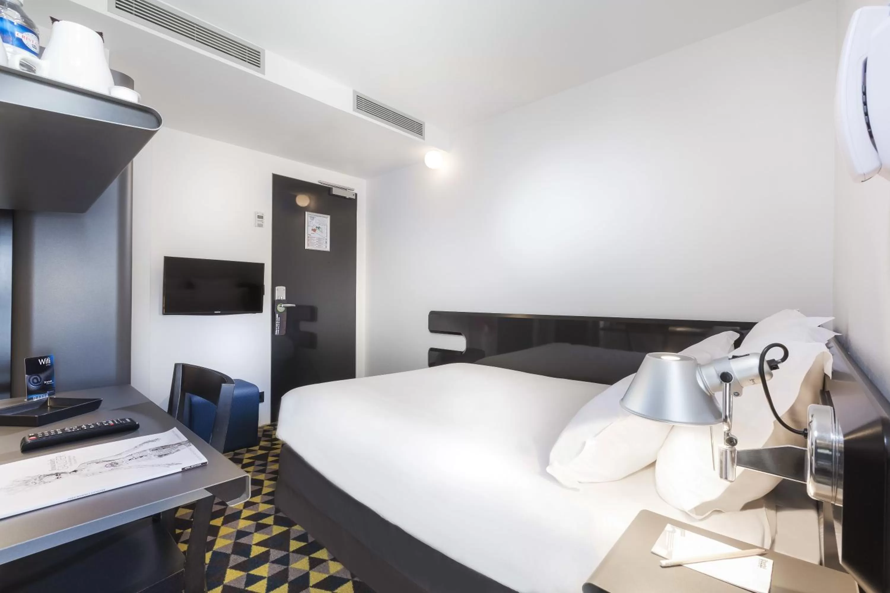 Bed in Libertel Montmartre Opéra