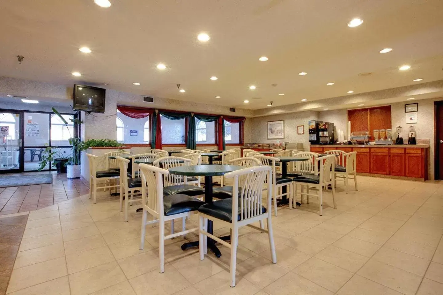 Restaurant/Places to Eat in Americas Best Value Inn and Suites Saint Charles