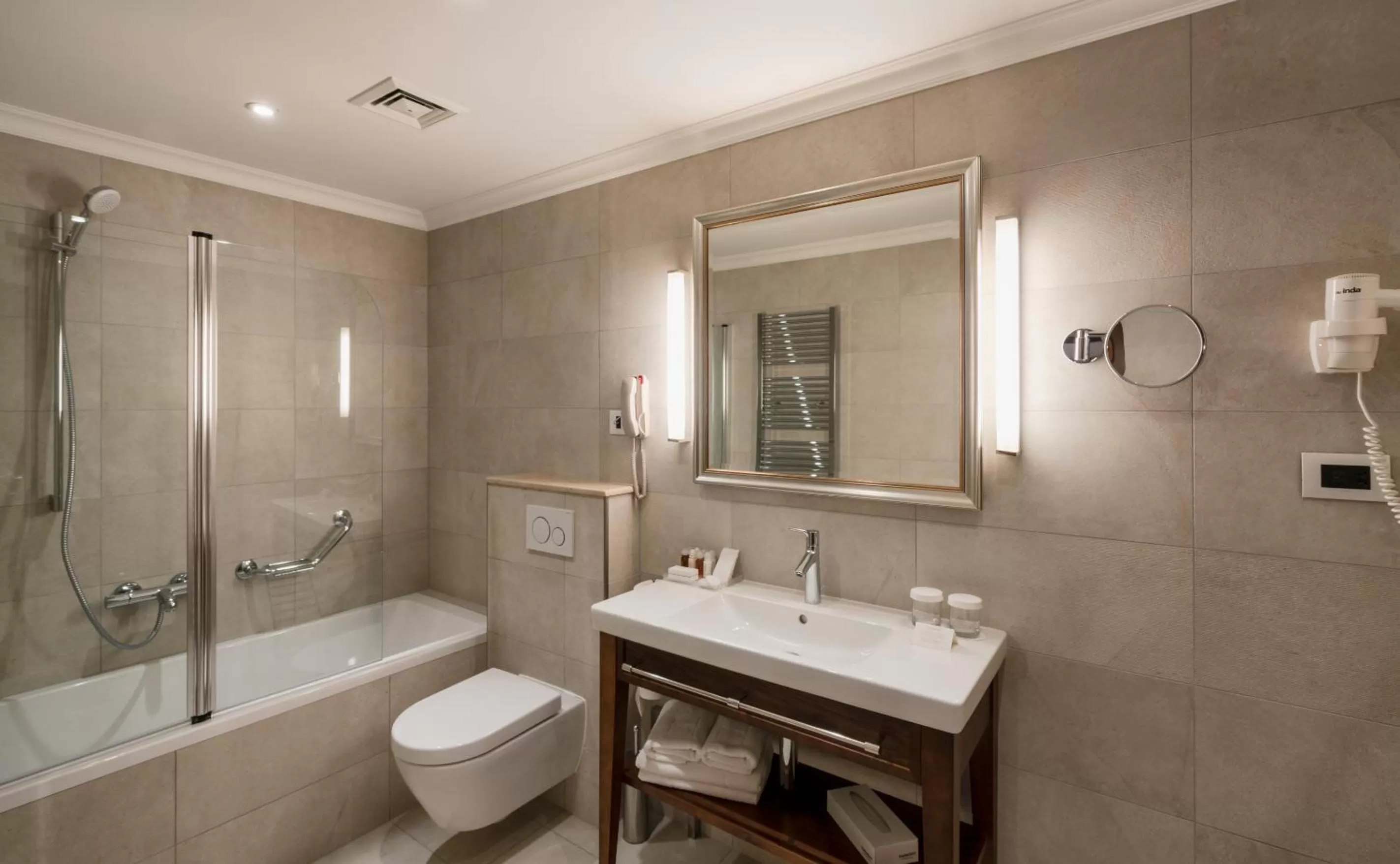 Shower in Hotel More