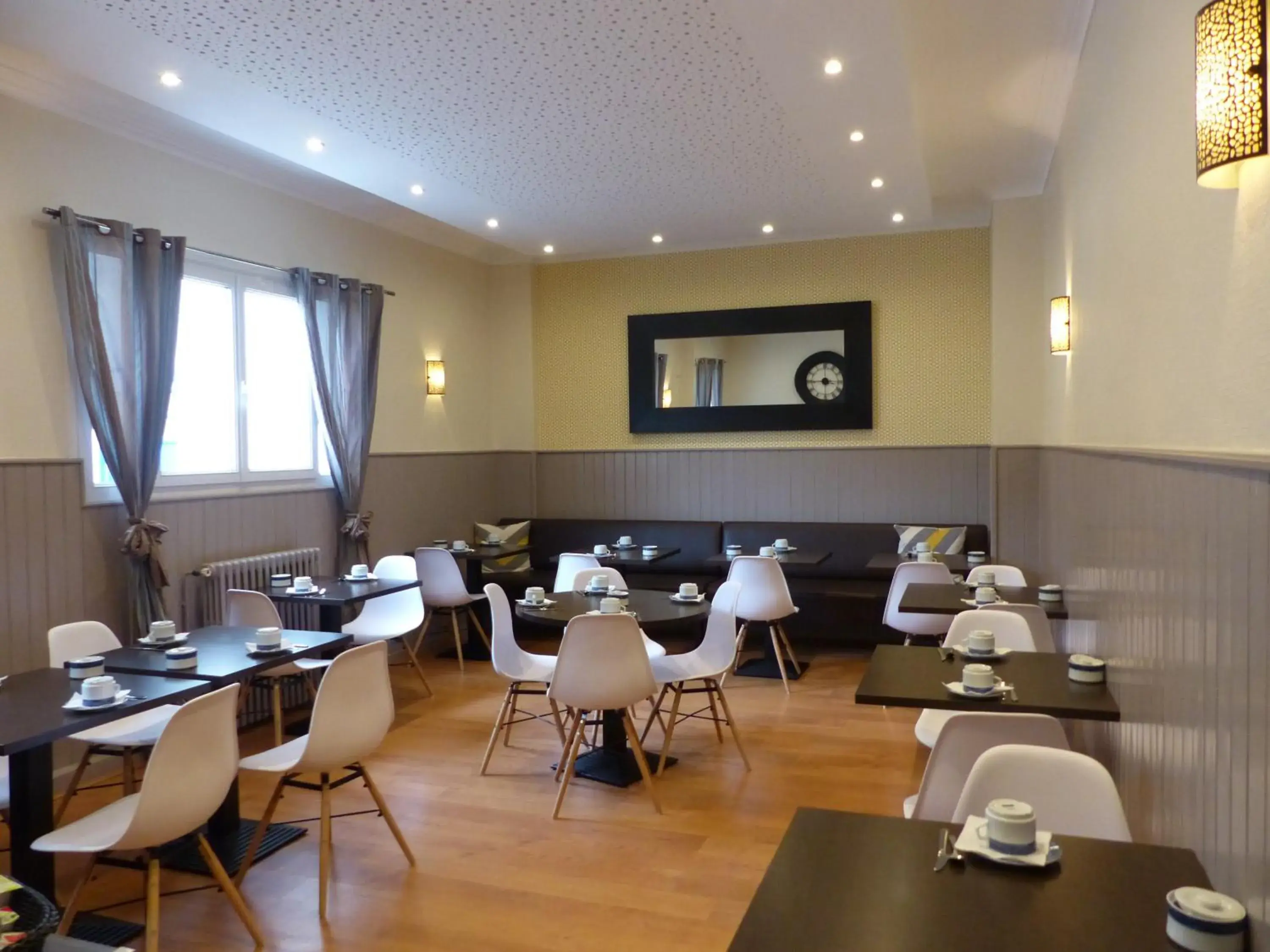 Food and drinks, Restaurant/Places to Eat in Hotel Belle Vue Royan