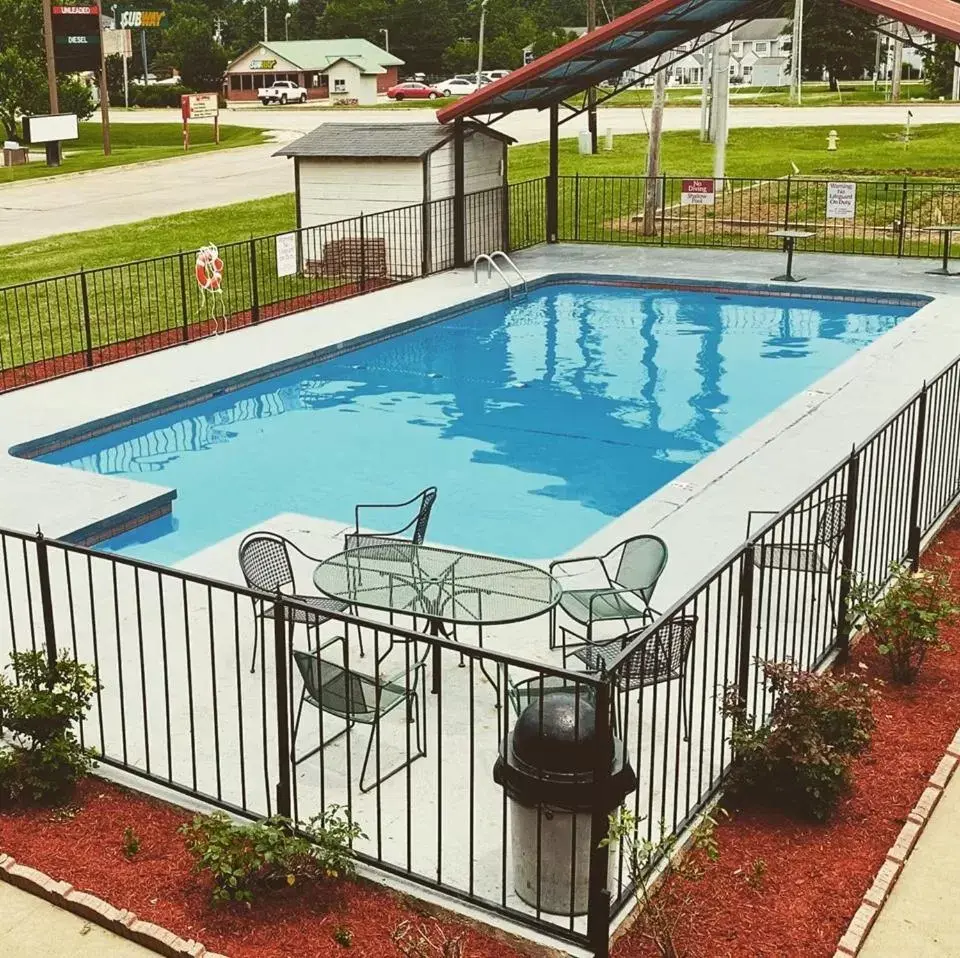 Swimming Pool in Rodeway Inn Broken Bow-Hochatown