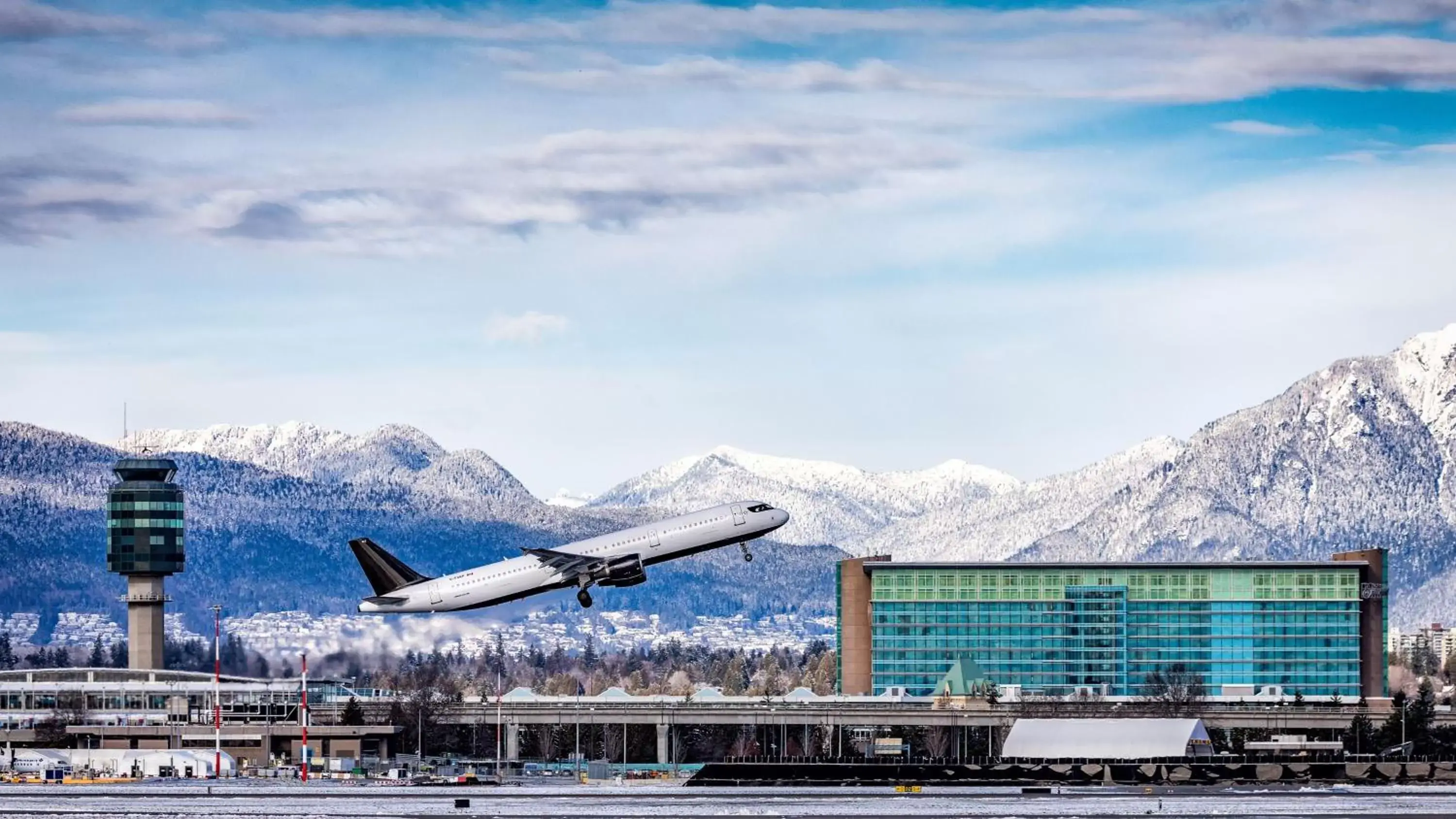 Bird's eye view, Mountain View in Fairmont Vancouver Airport In-Terminal Hotel