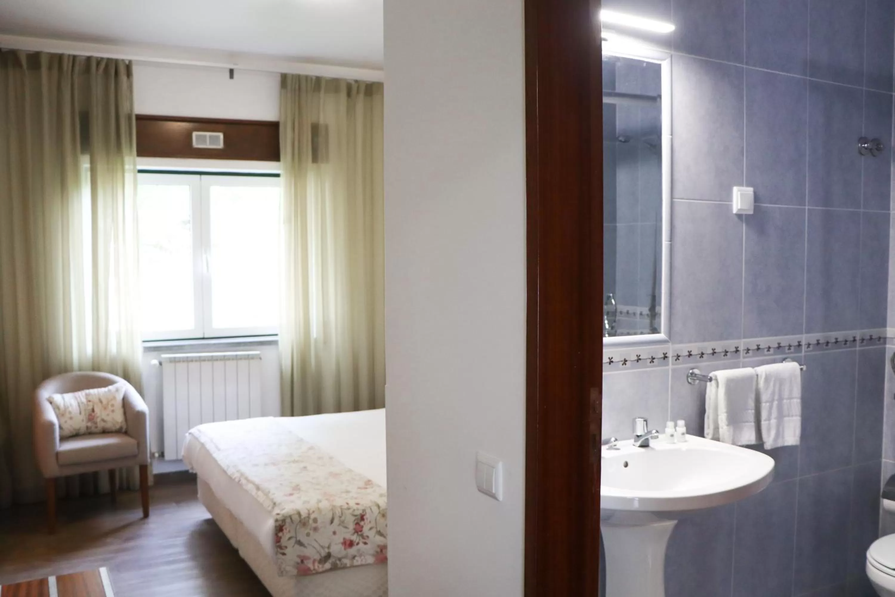 Toilet, Bed in Hotel Louro