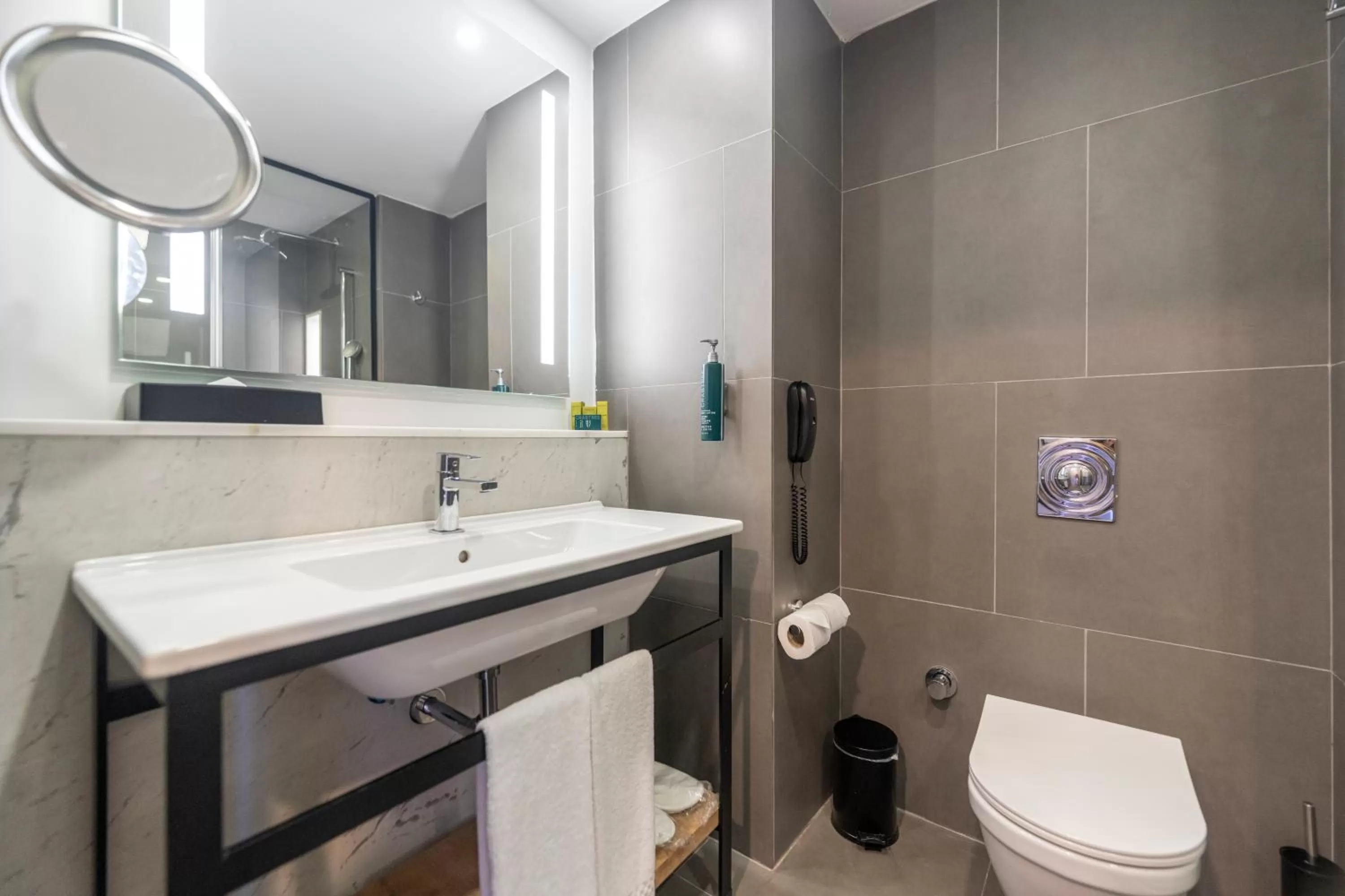 Bathroom in DoubleTree by Hilton Antalya-Kemer All-Inclusive Resort