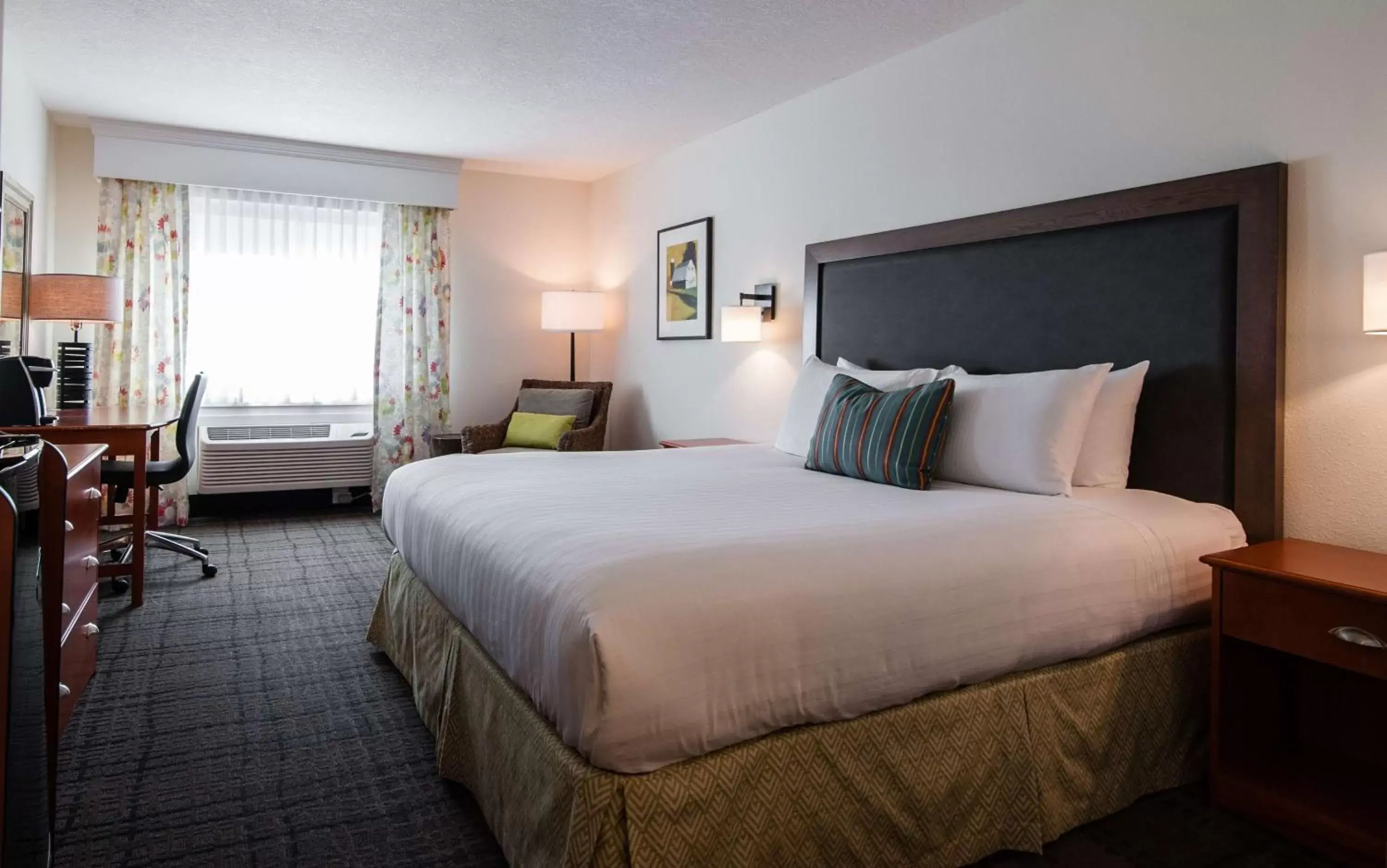Photo of the whole room, Bed in Best Western Plus University Park Inn & Suites