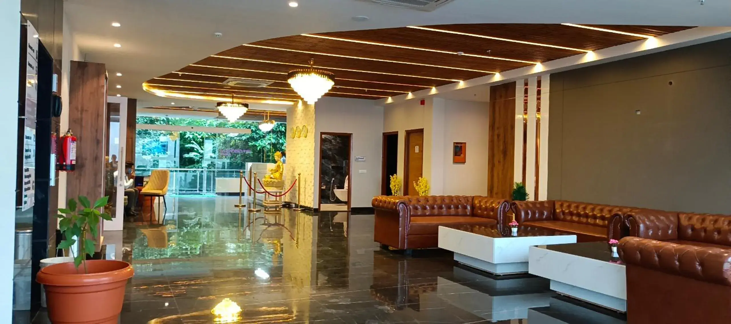 Lobby/Reception in SPT Clarks Inn Mandi