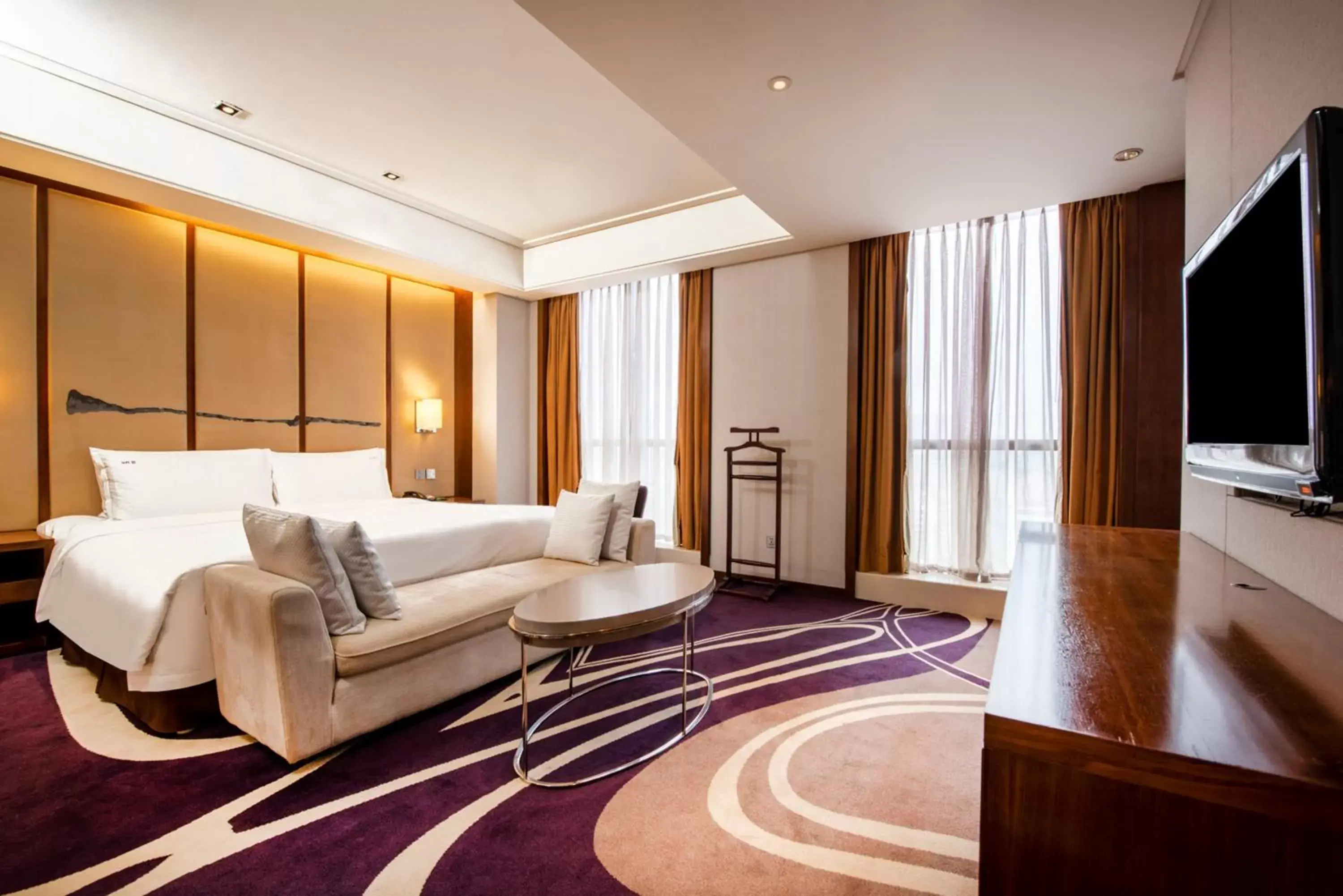 Photo of the whole room in Holiday Inn Qingdao City Center, an IHG Hotel - Shopping MALL