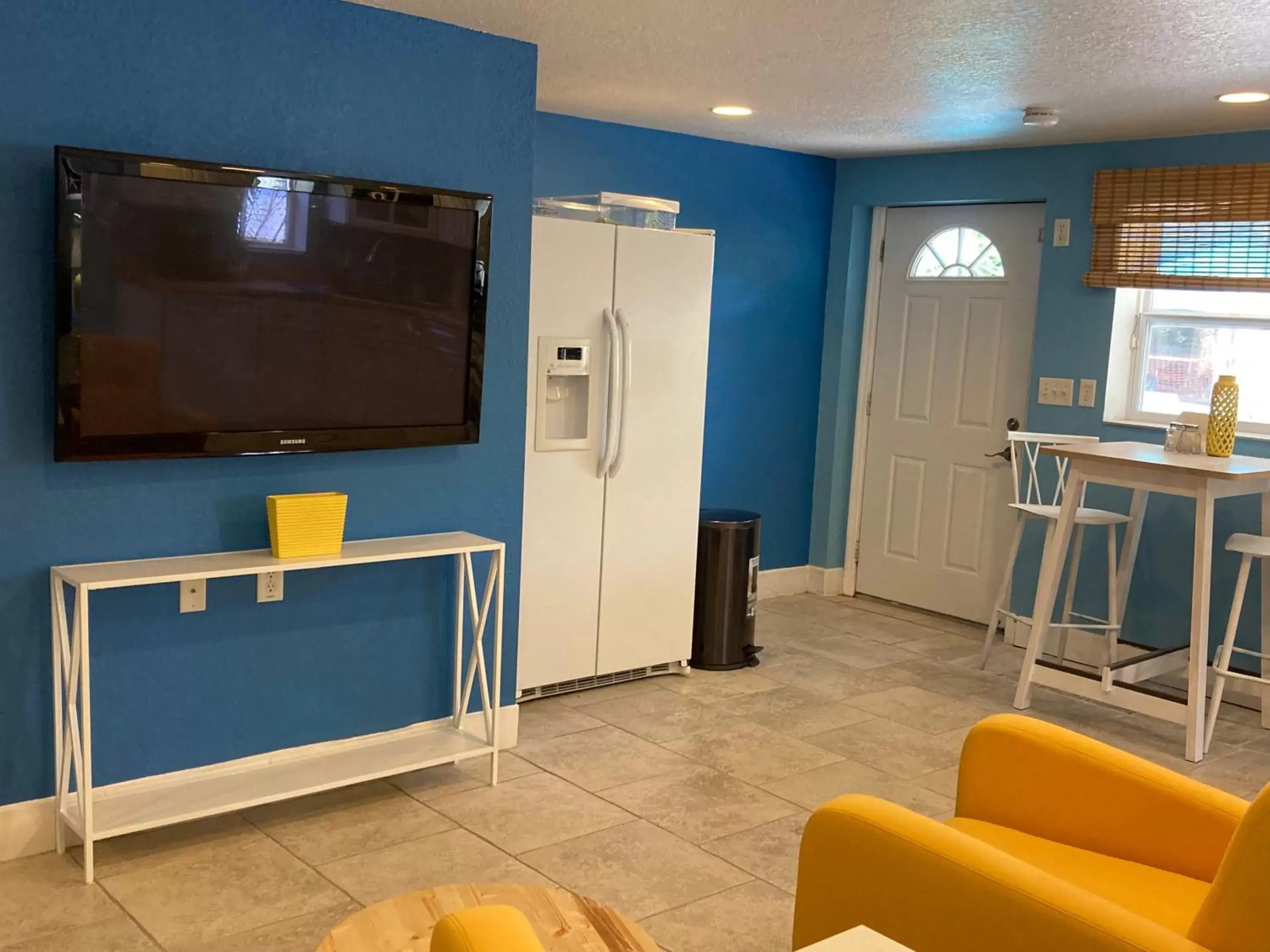 TV/Entertainment Center in 3Gulls Inn Ozona-Boutique Hotel-Steps from Restaurants & Brewery-Pet Friendly