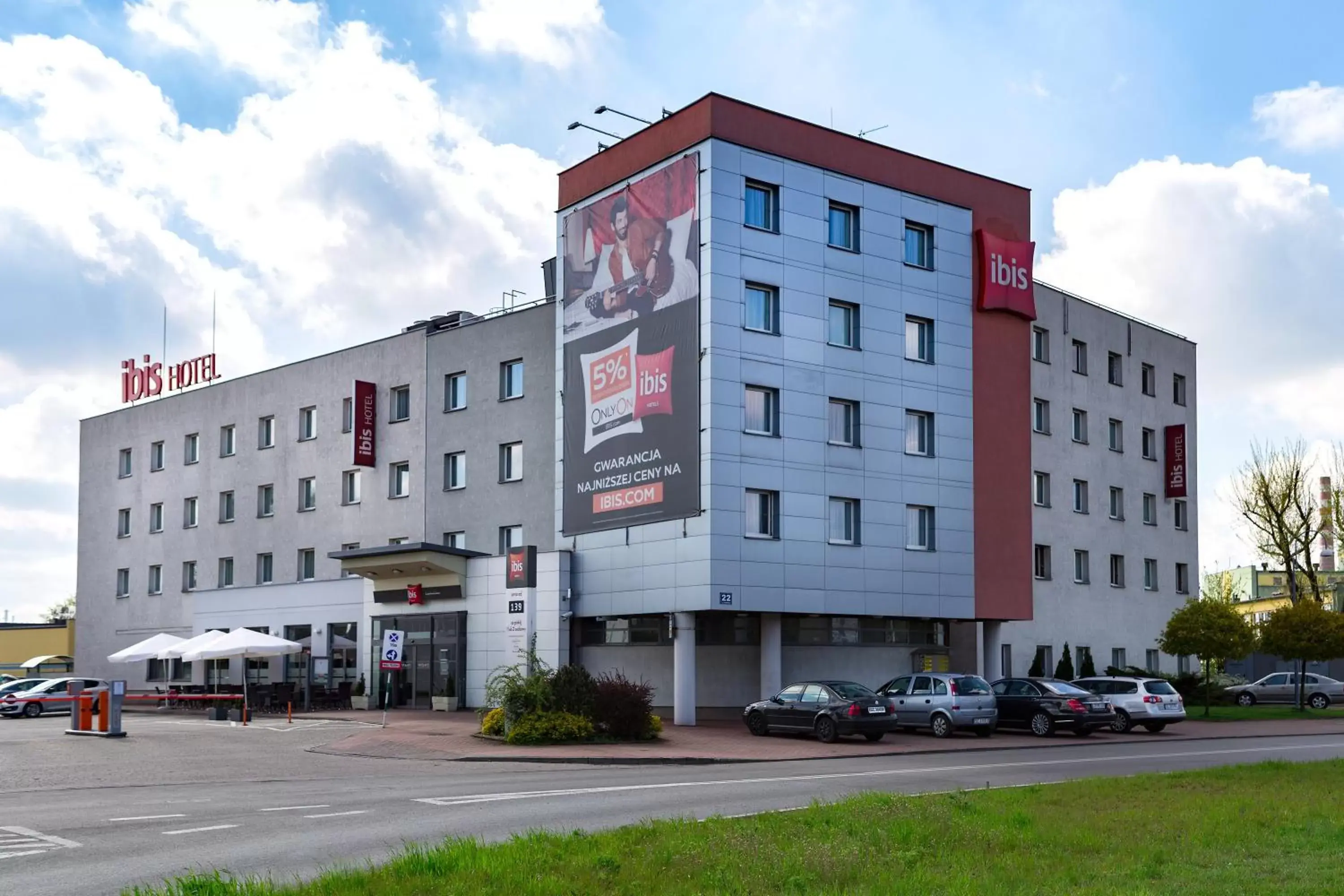 Facade/entrance, Property Building in Ibis Częstochowa