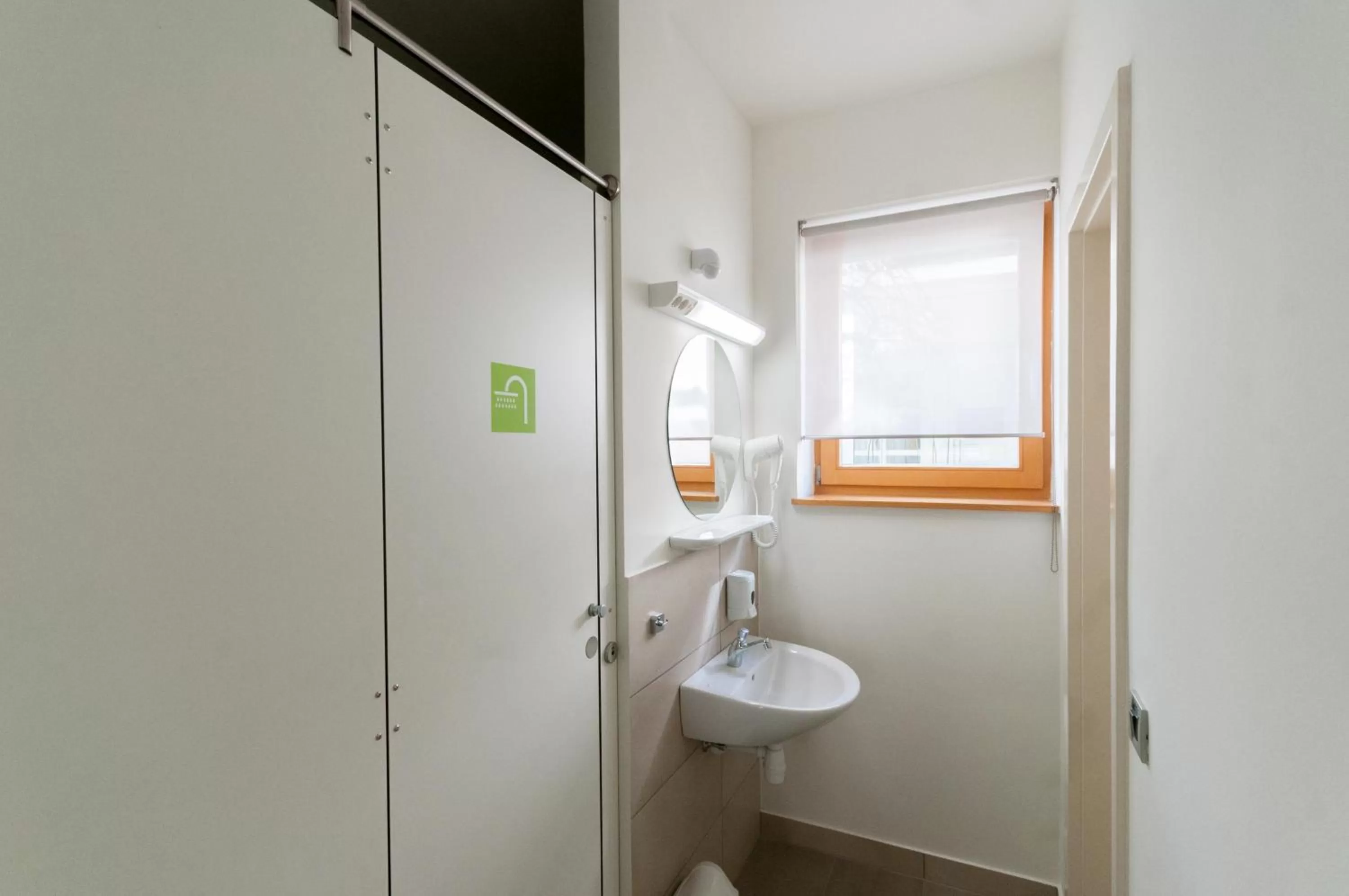 Shower in CUBE central rooms for 2