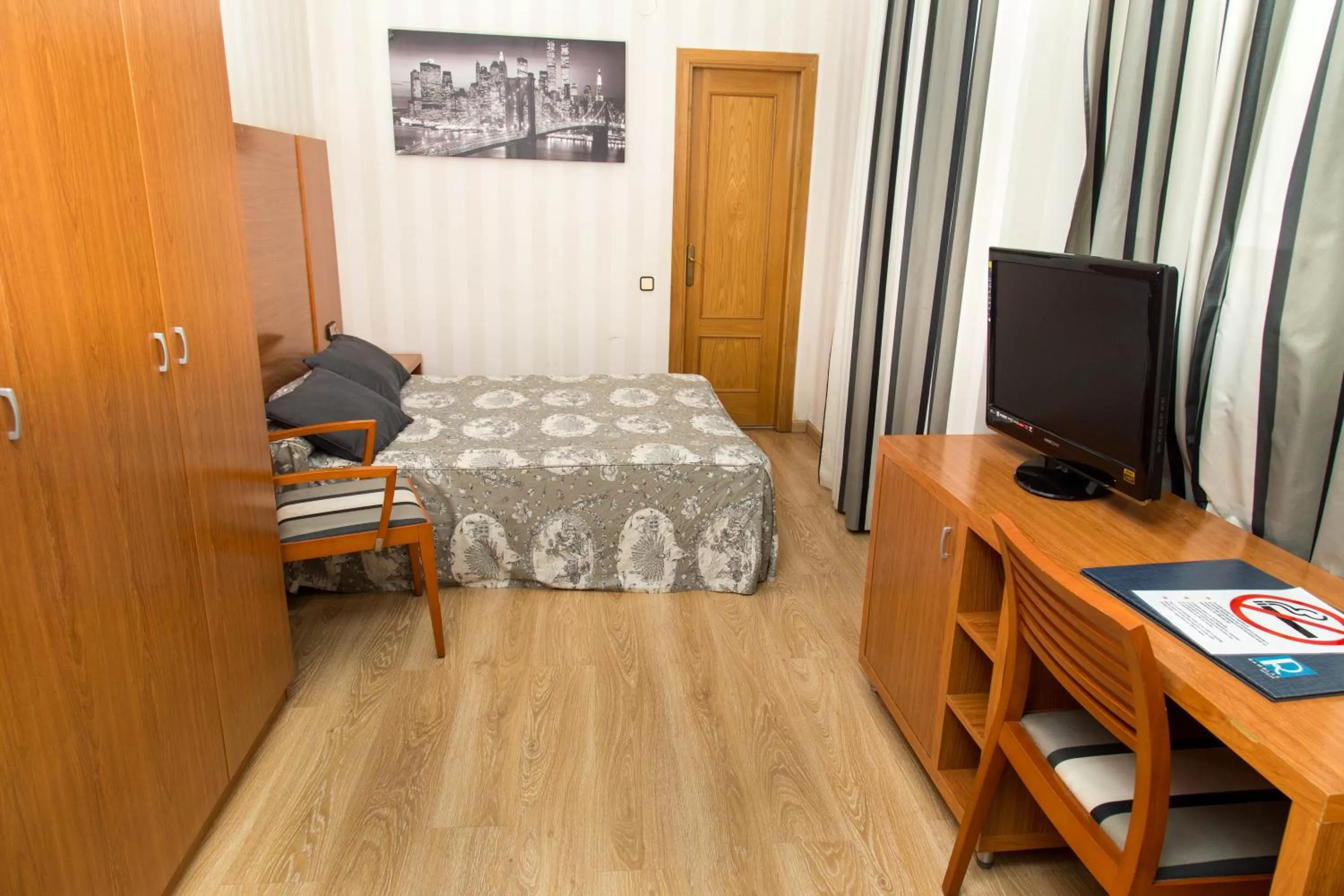 Photo of the whole room, Bed in Ramblas Hotel