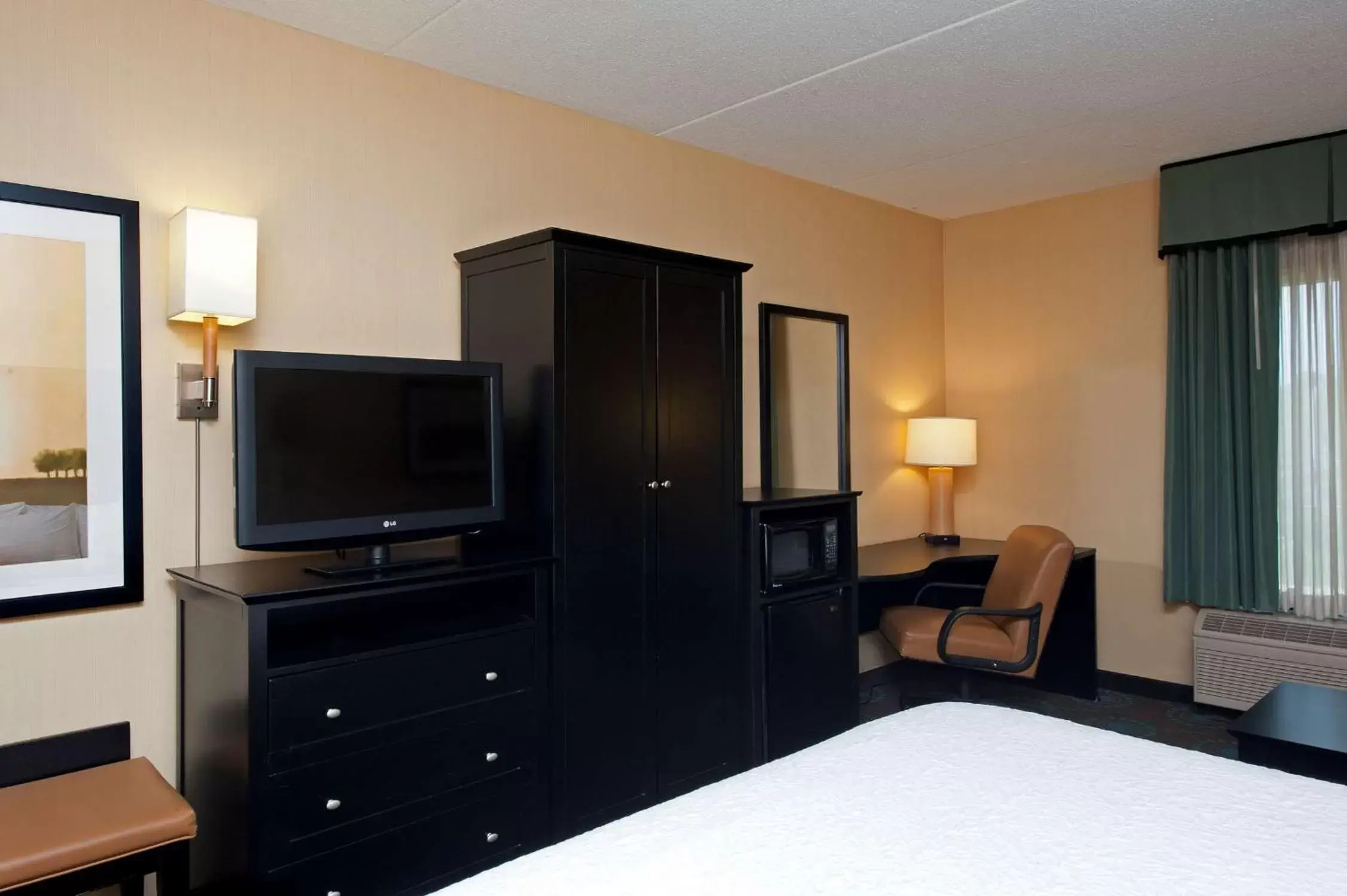 Bed, TV/Entertainment Center in Hampton Inn Bloomington