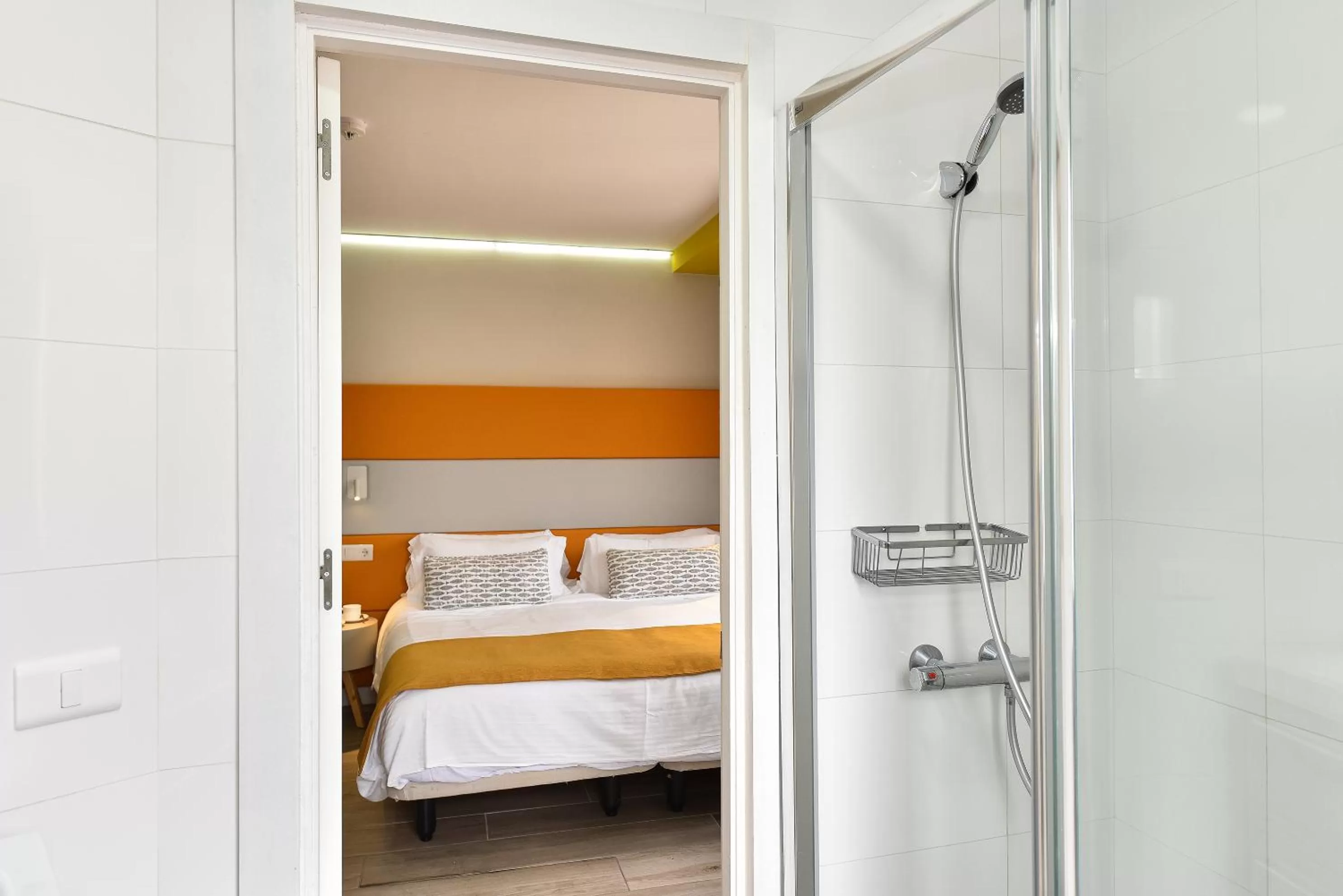 Bathroom, Bed in Hotel Apartamento Bajamar