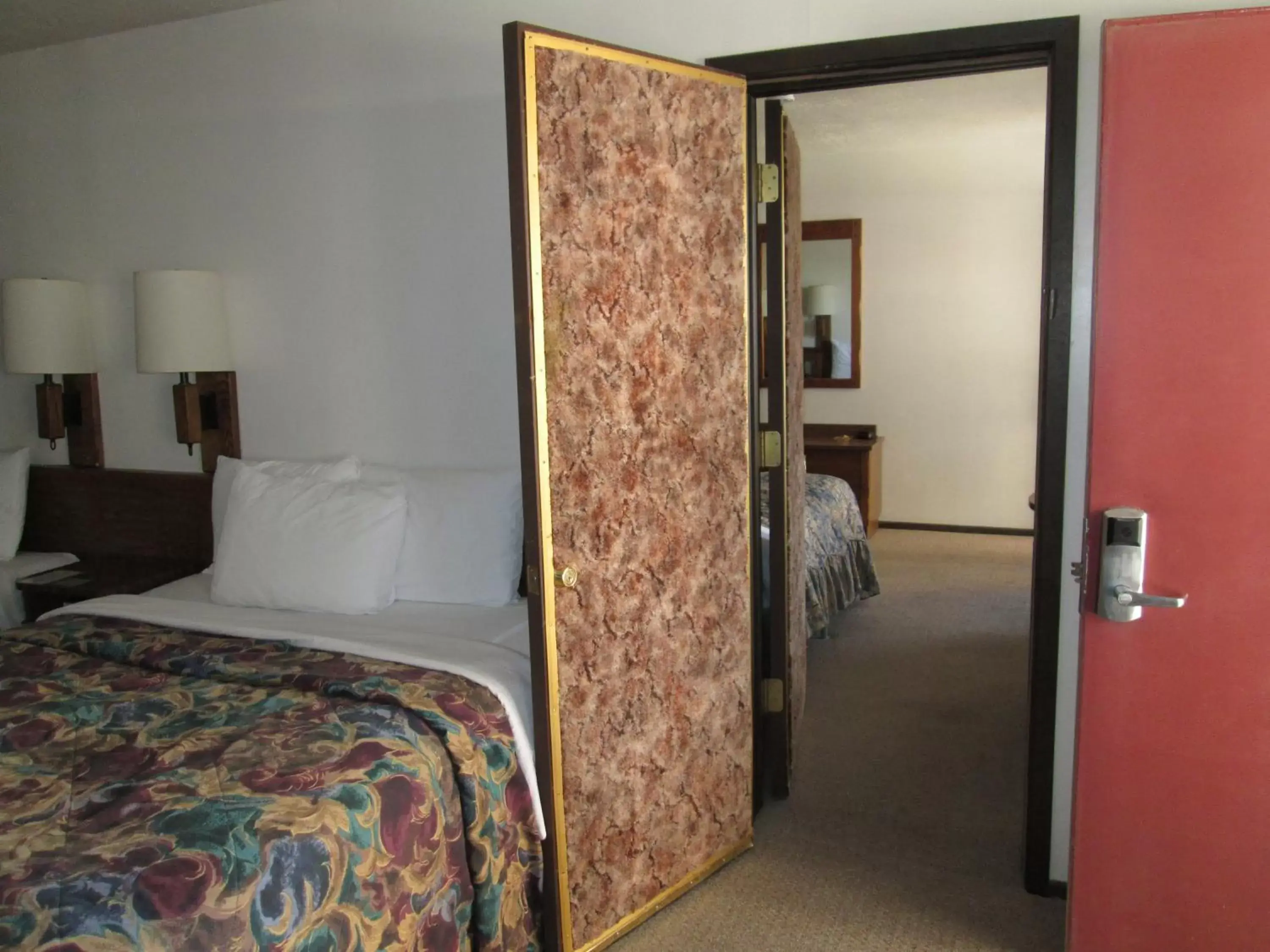Bed in Jim Butler Inn & Suites