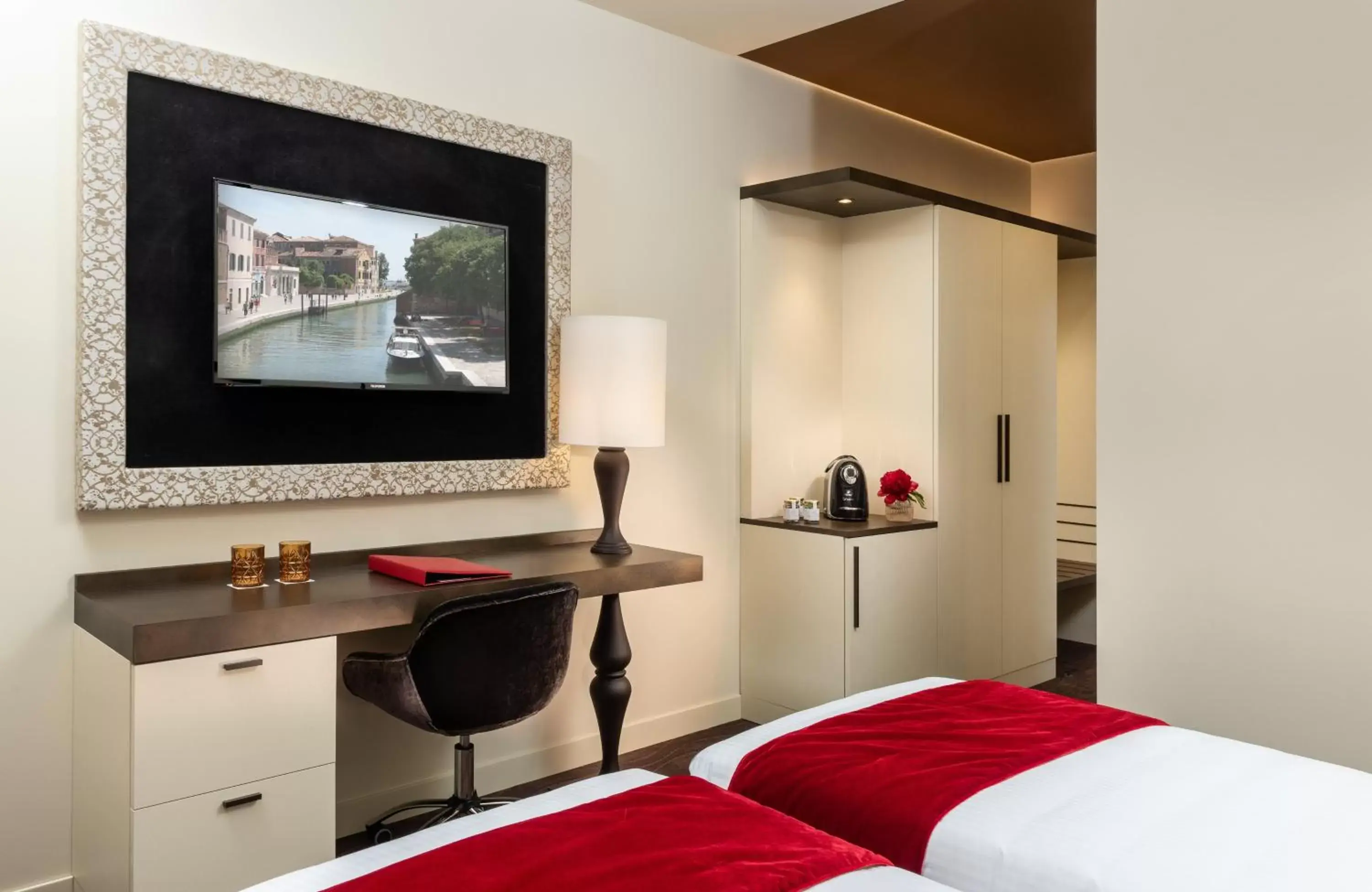 Bedroom, TV/Entertainment Center in Leonardo Royal Hotel Venice Mestre