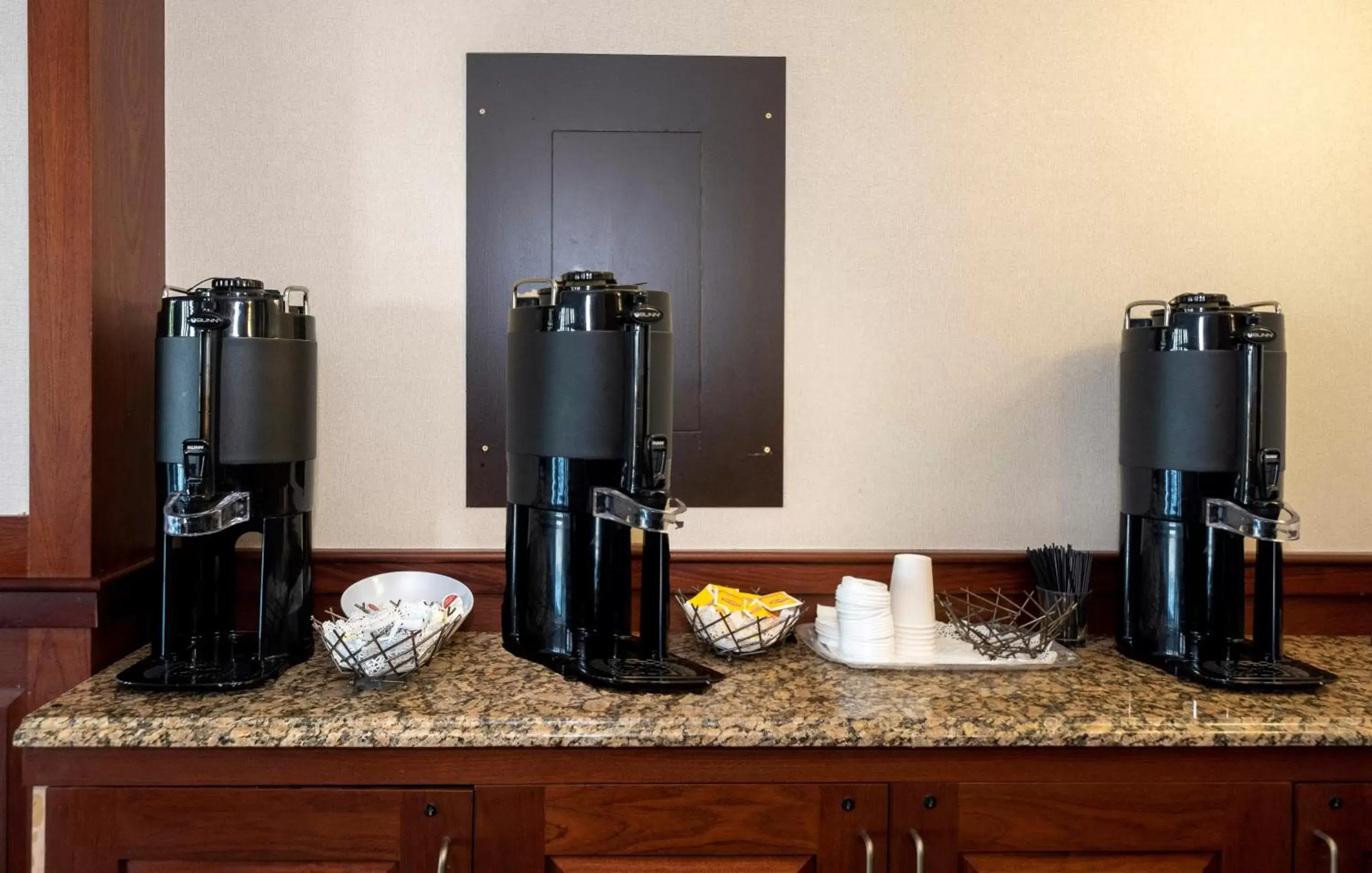 Lobby or reception, Coffee/Tea Facilities in Red Roof Inn & Suites Wilmington – New Castle