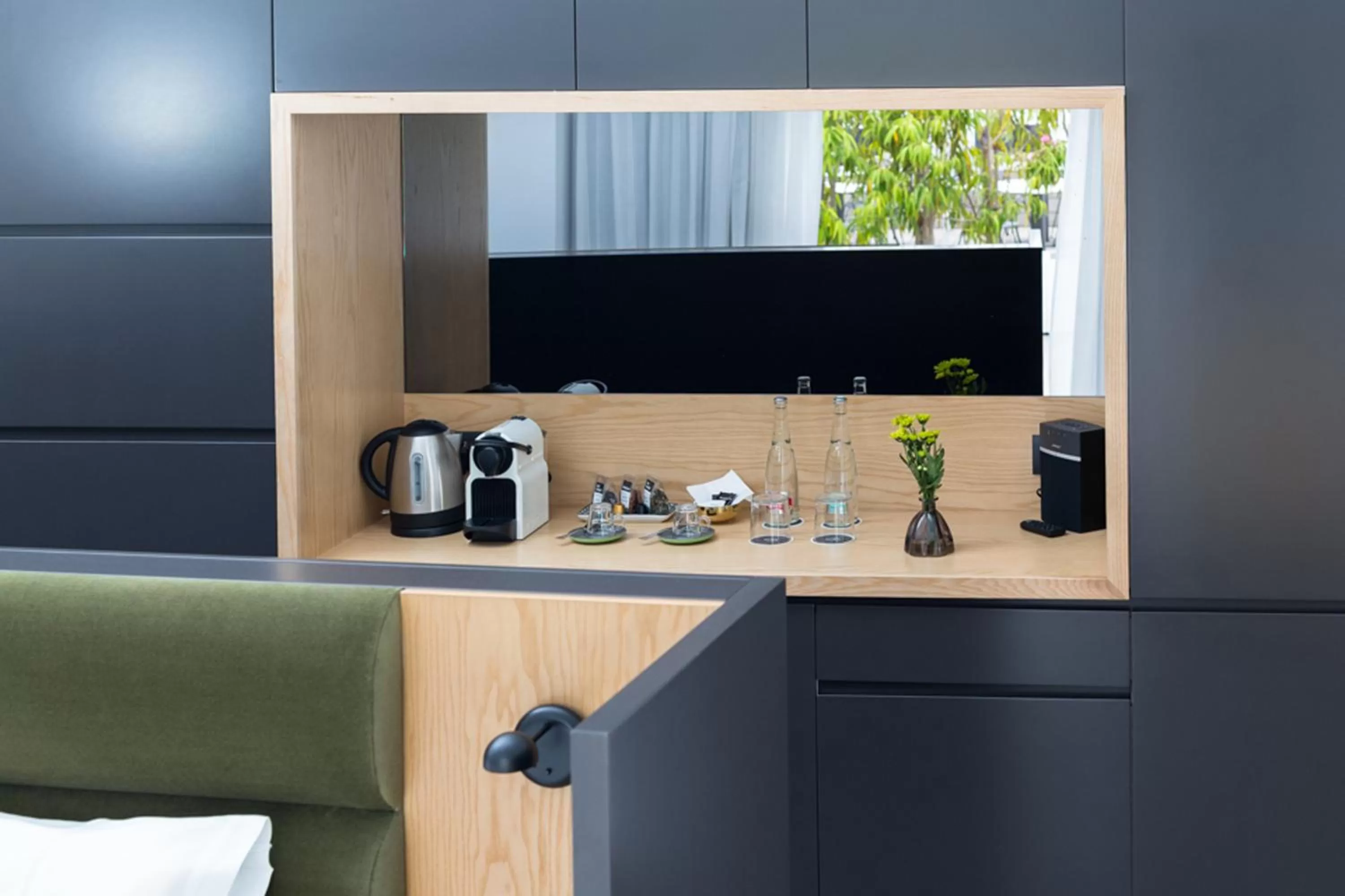 Coffee/tea facilities in Suites 1478