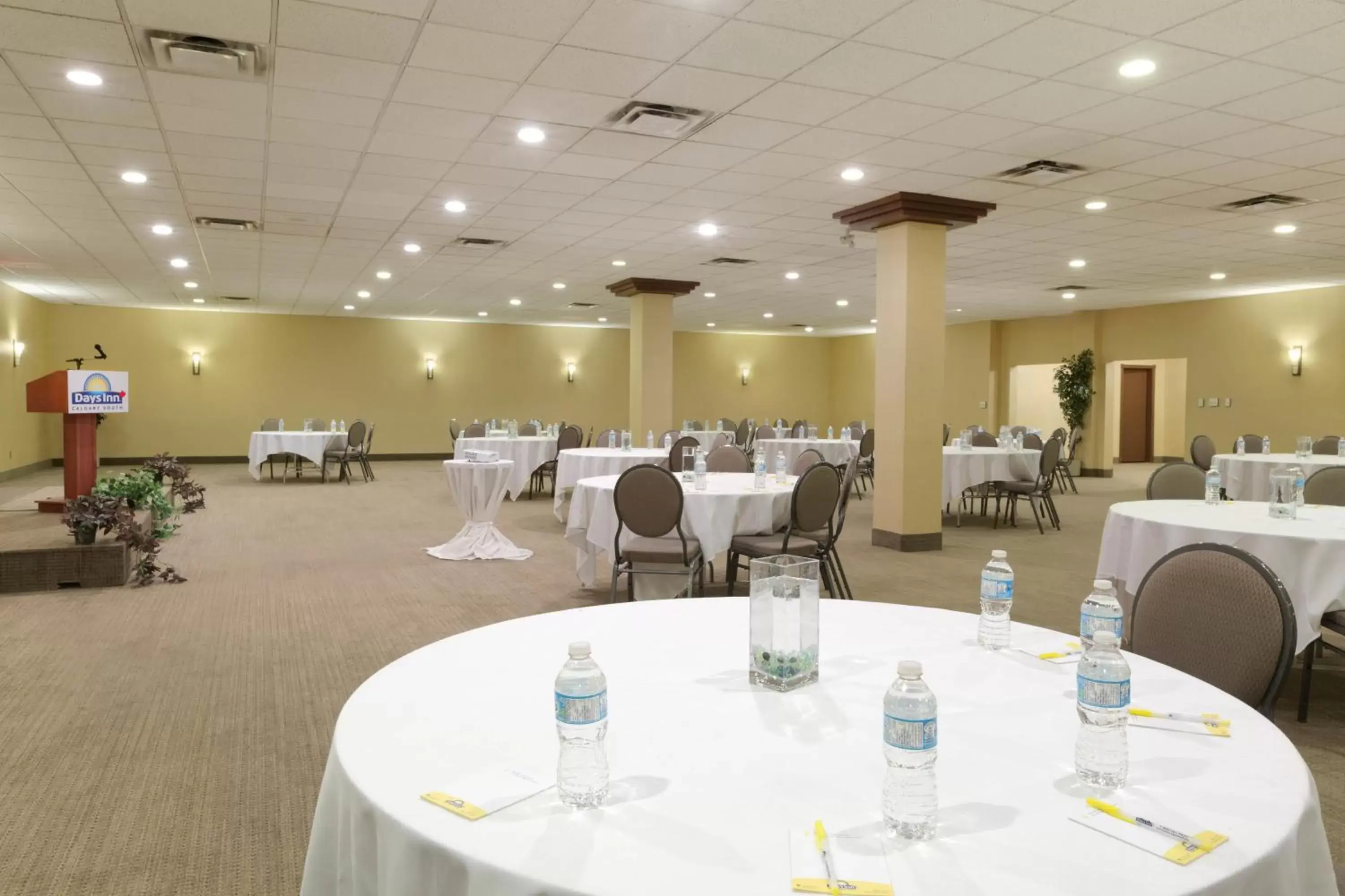 Banquet/Function facilities, Restaurant/Places to Eat in Days Inn by Wyndham Calgary South