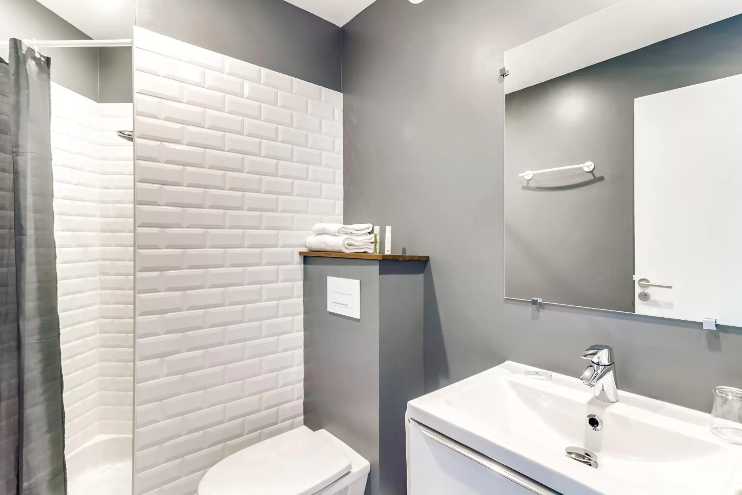 Shower, Bathroom in Brit Hotel Saint-Nazaire Centre