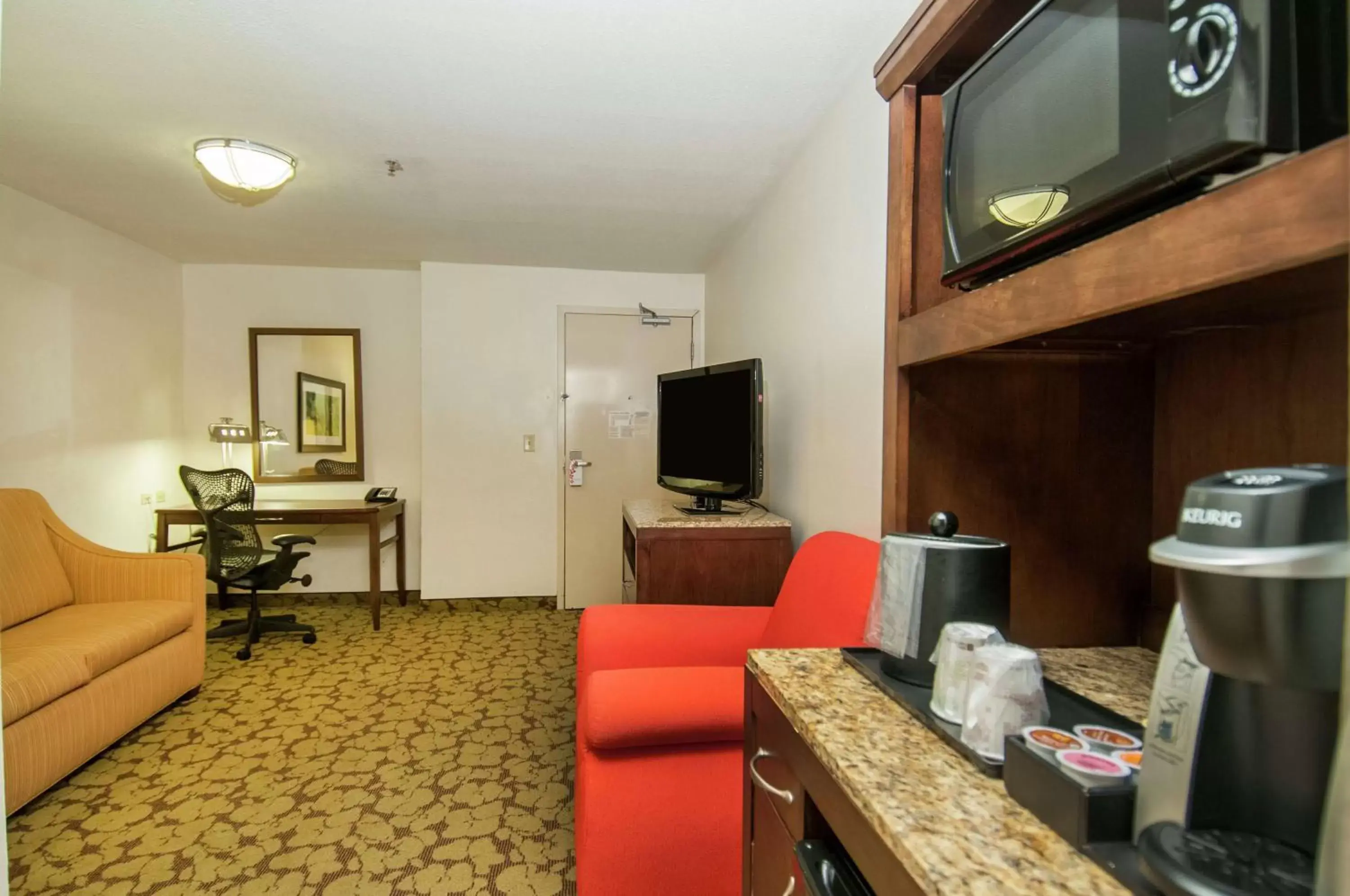 Bedroom, TV/Entertainment Center in Hilton Garden Inn New Orleans Airport