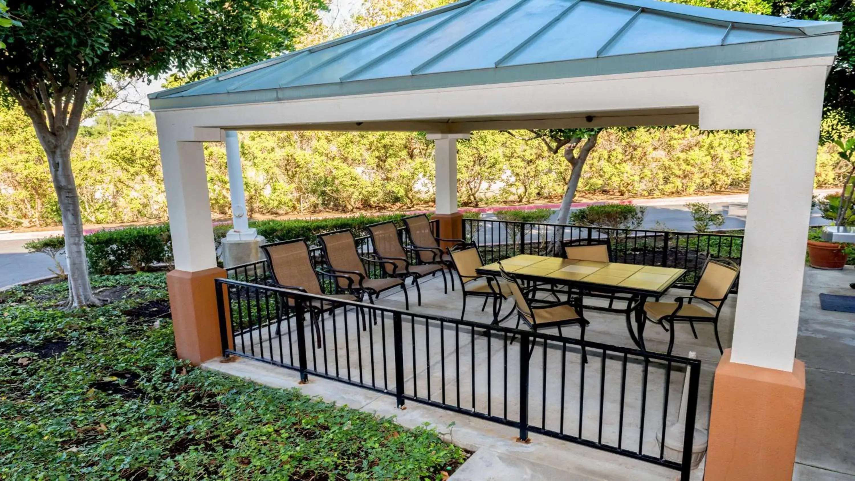 Patio in Sonesta Simply Suites Irvine Spectrum