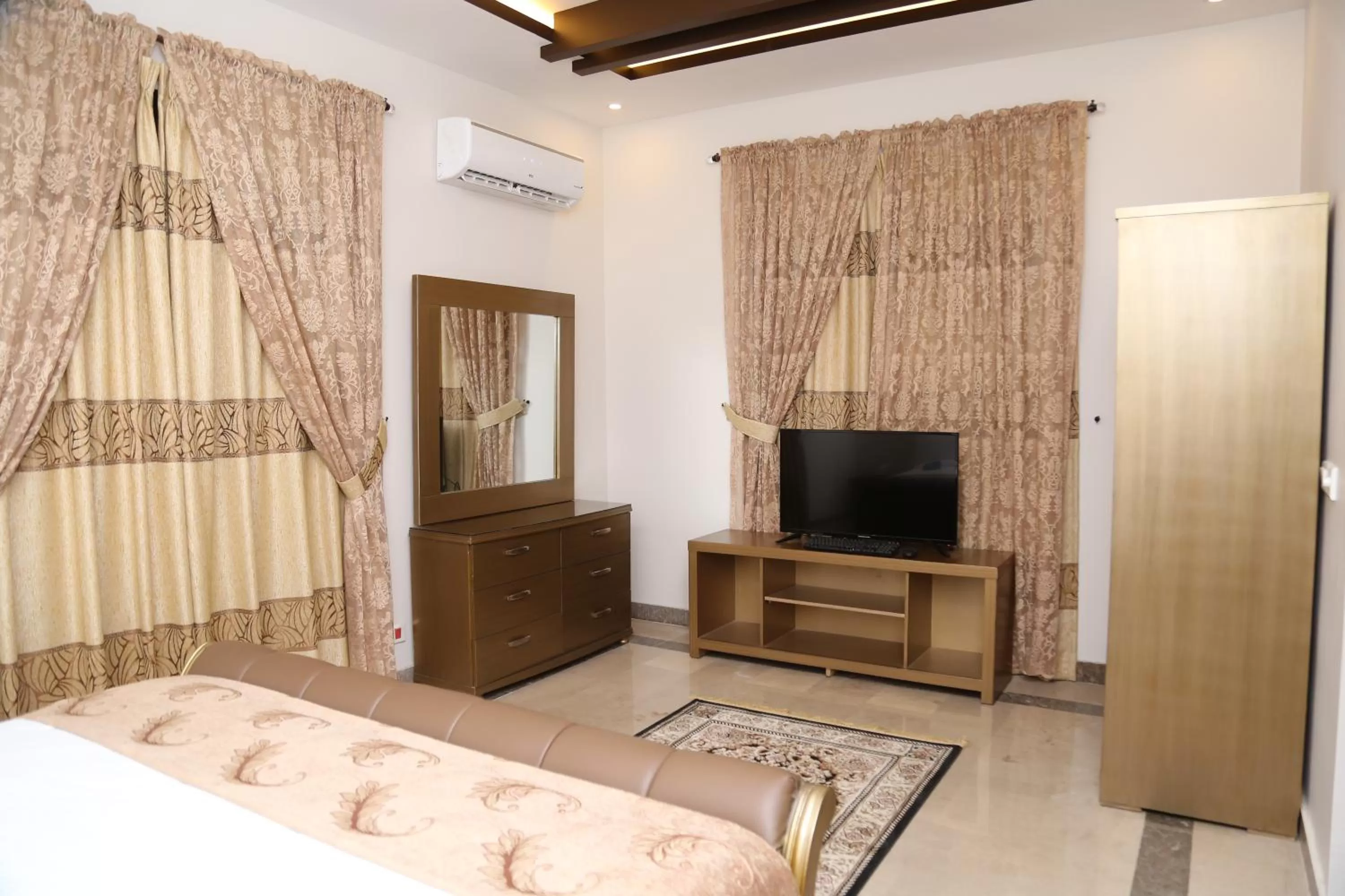 TV/Entertainment Center in Zifan Hotel & Suites