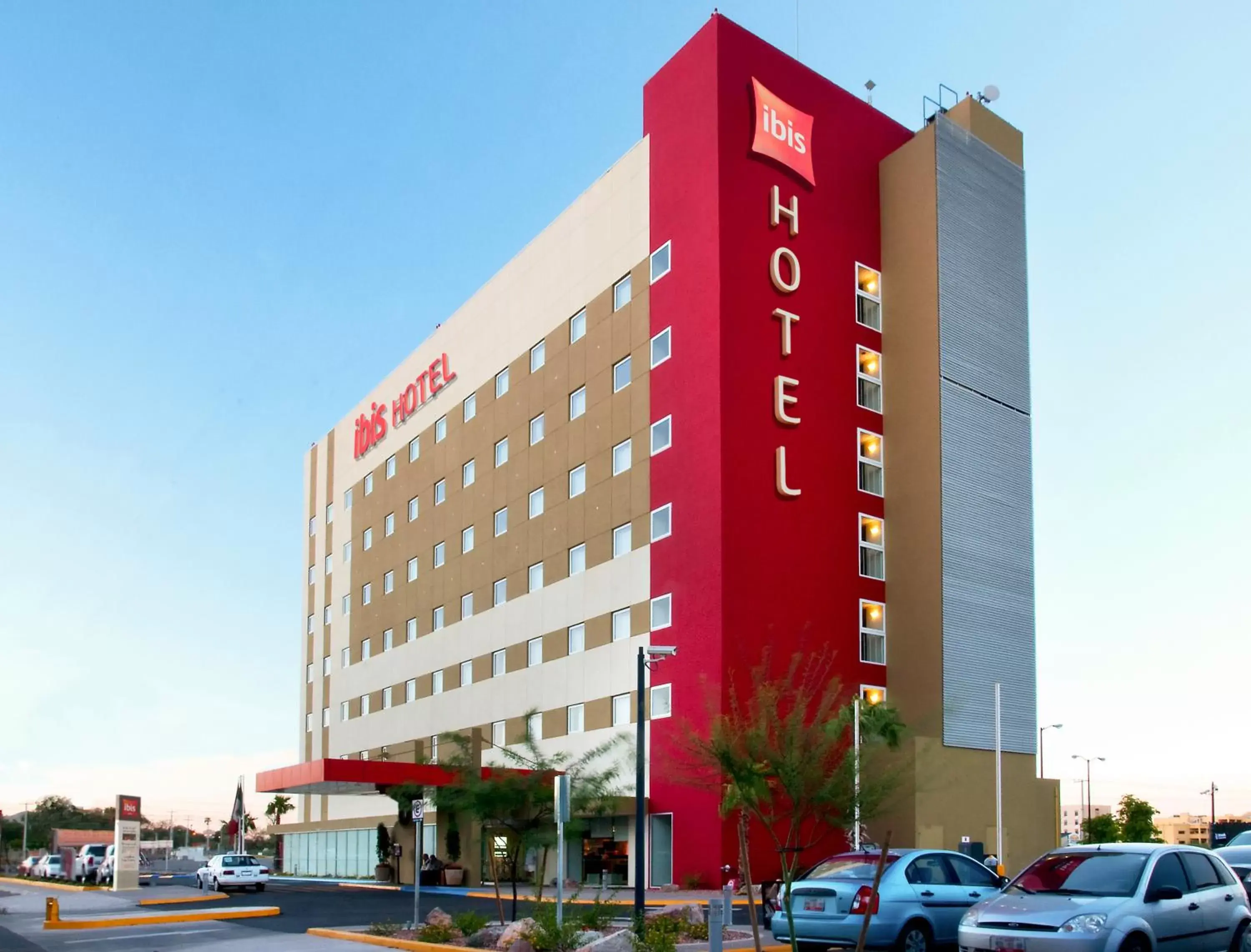 Facade/entrance in Ibis Hermosillo Facade/entrance in Ibis Hermosillo