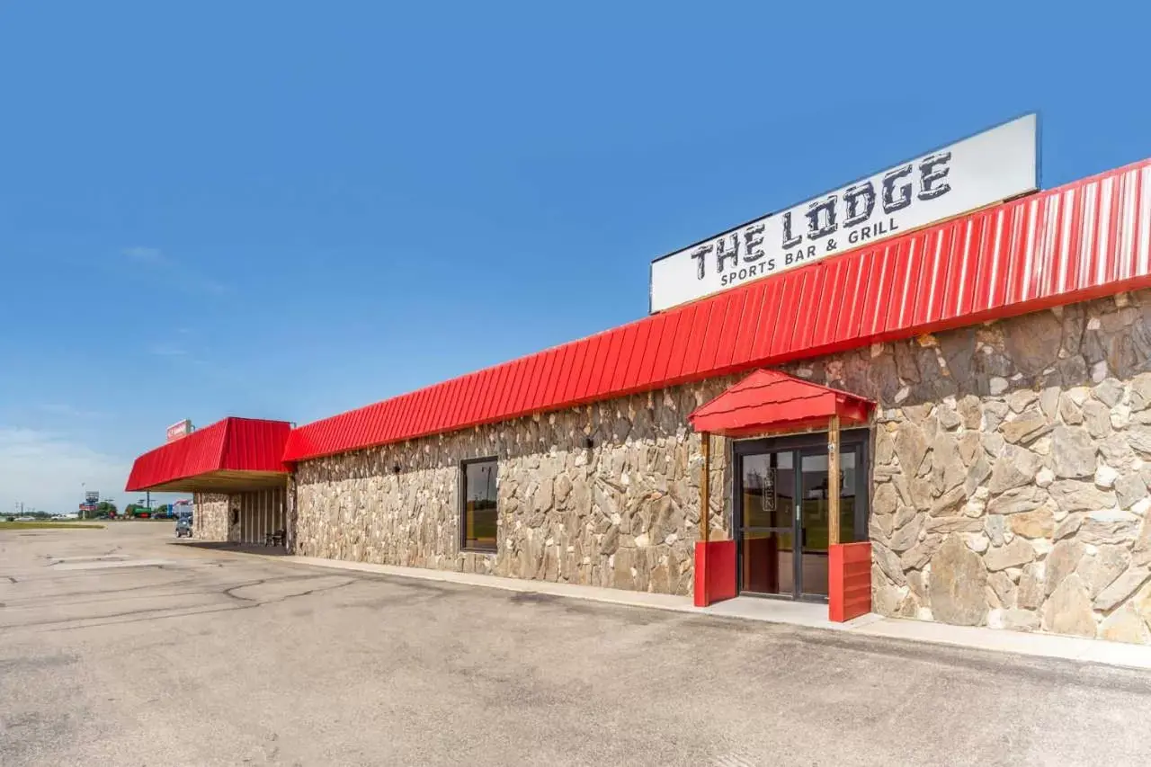 Property Building in Econo Lodge Inn & Suites Brookings