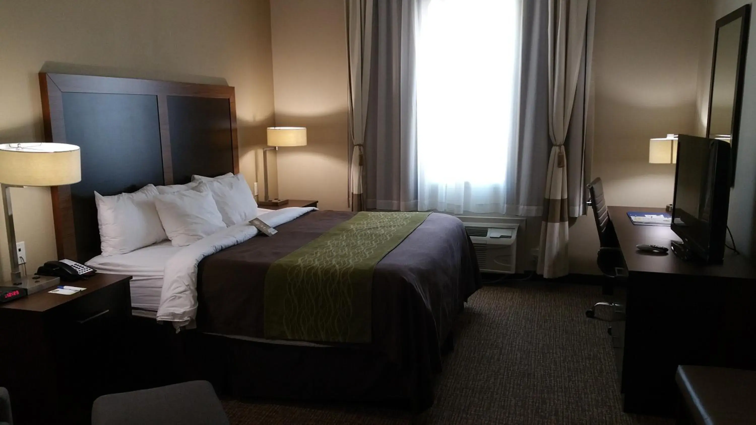 Photo of the whole room, Bed in Comfort Inn & Suites Lakeside