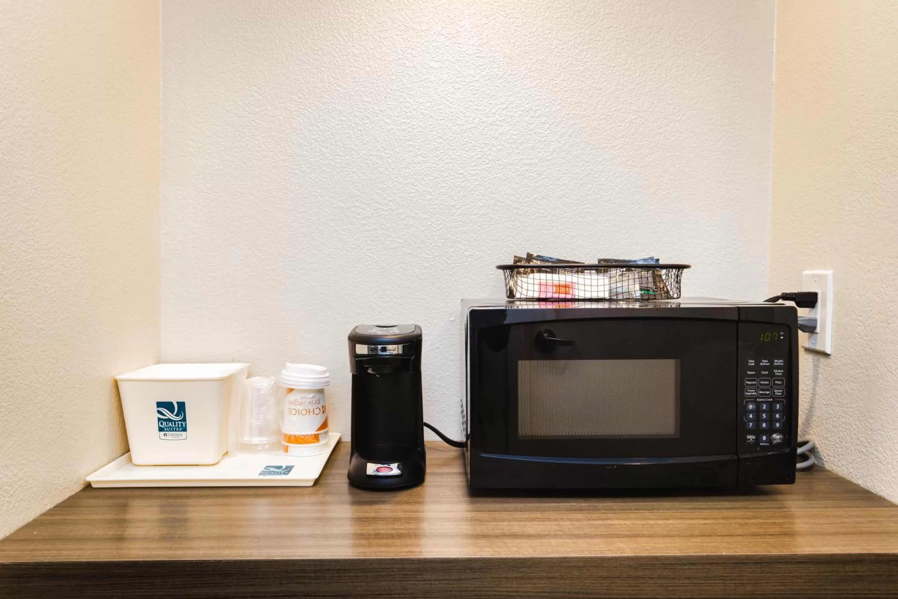 oven in Quality Suites Houston Hobby Airport