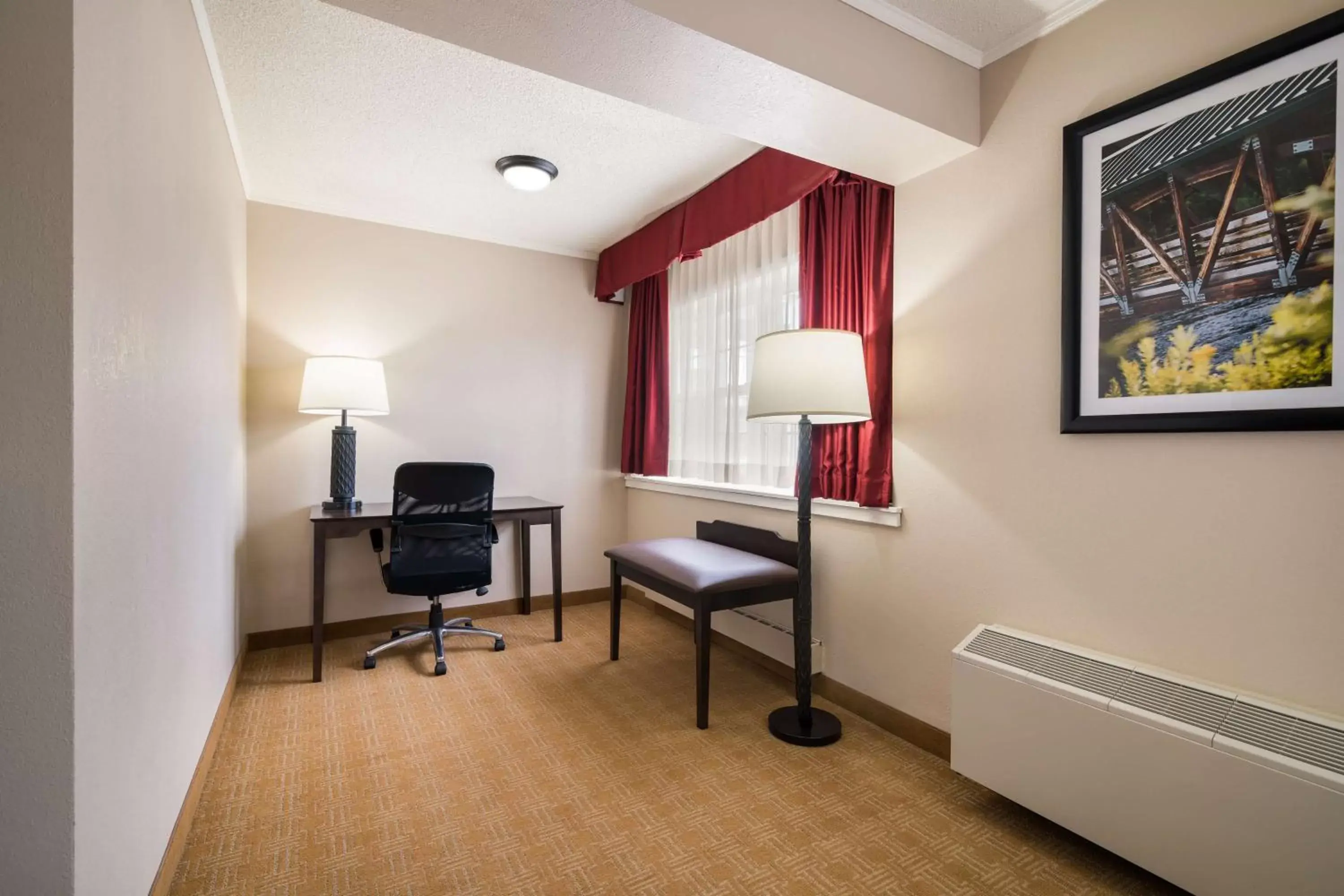 Bedroom, Seating Area in Best Western University Inn