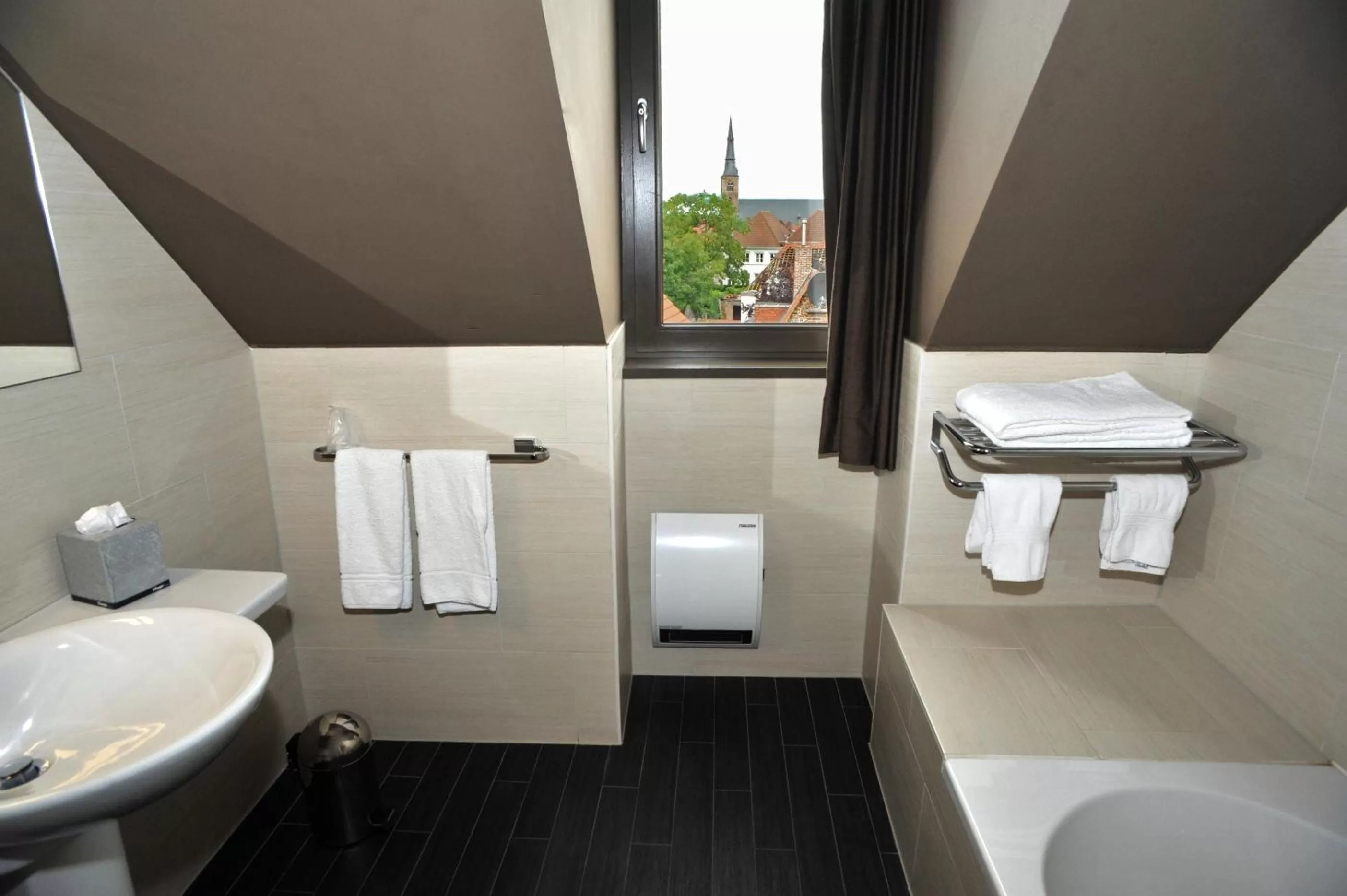 Bathroom in Flanders Hotel