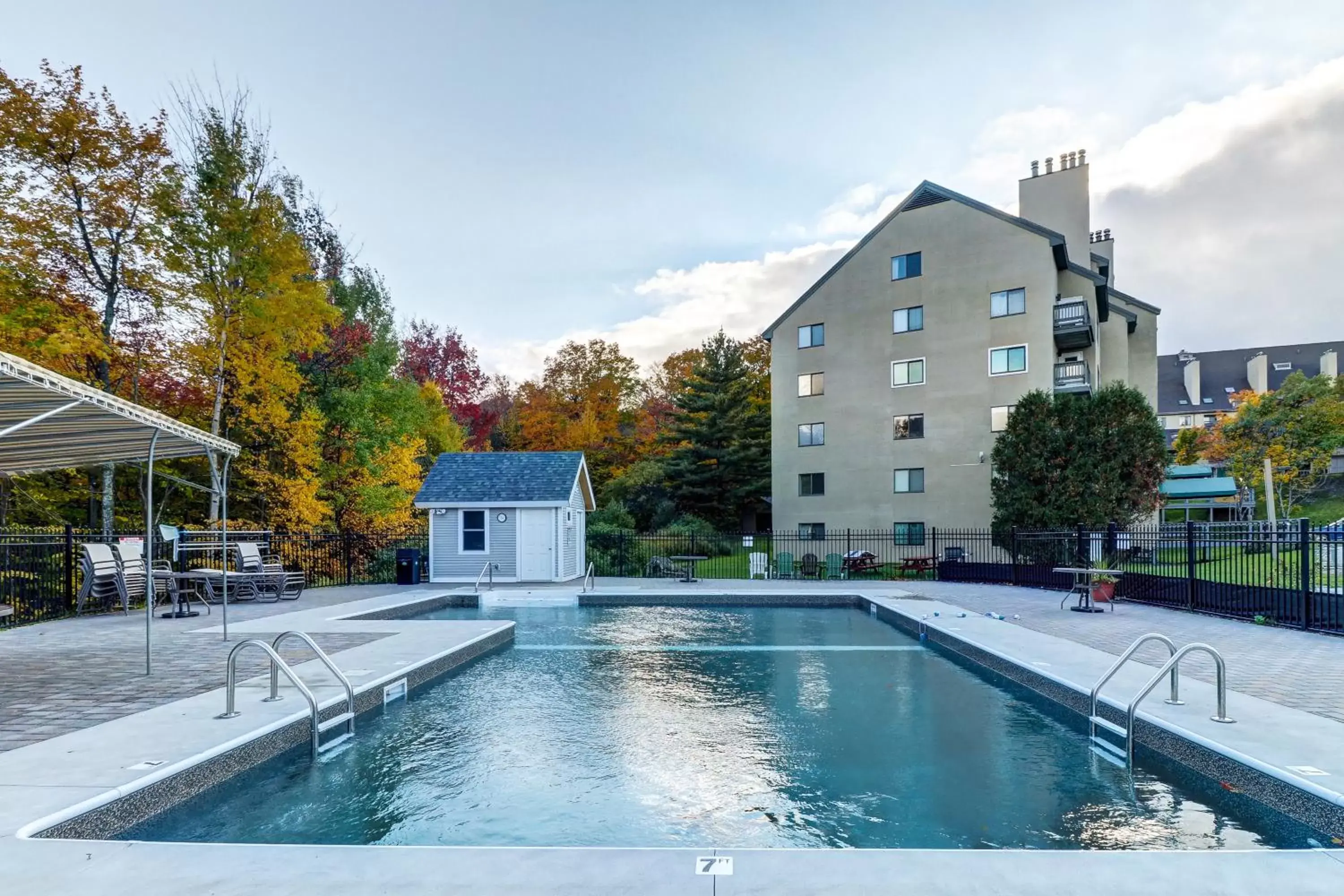 Swimming Pool in Mountain Green, Unit 3B16