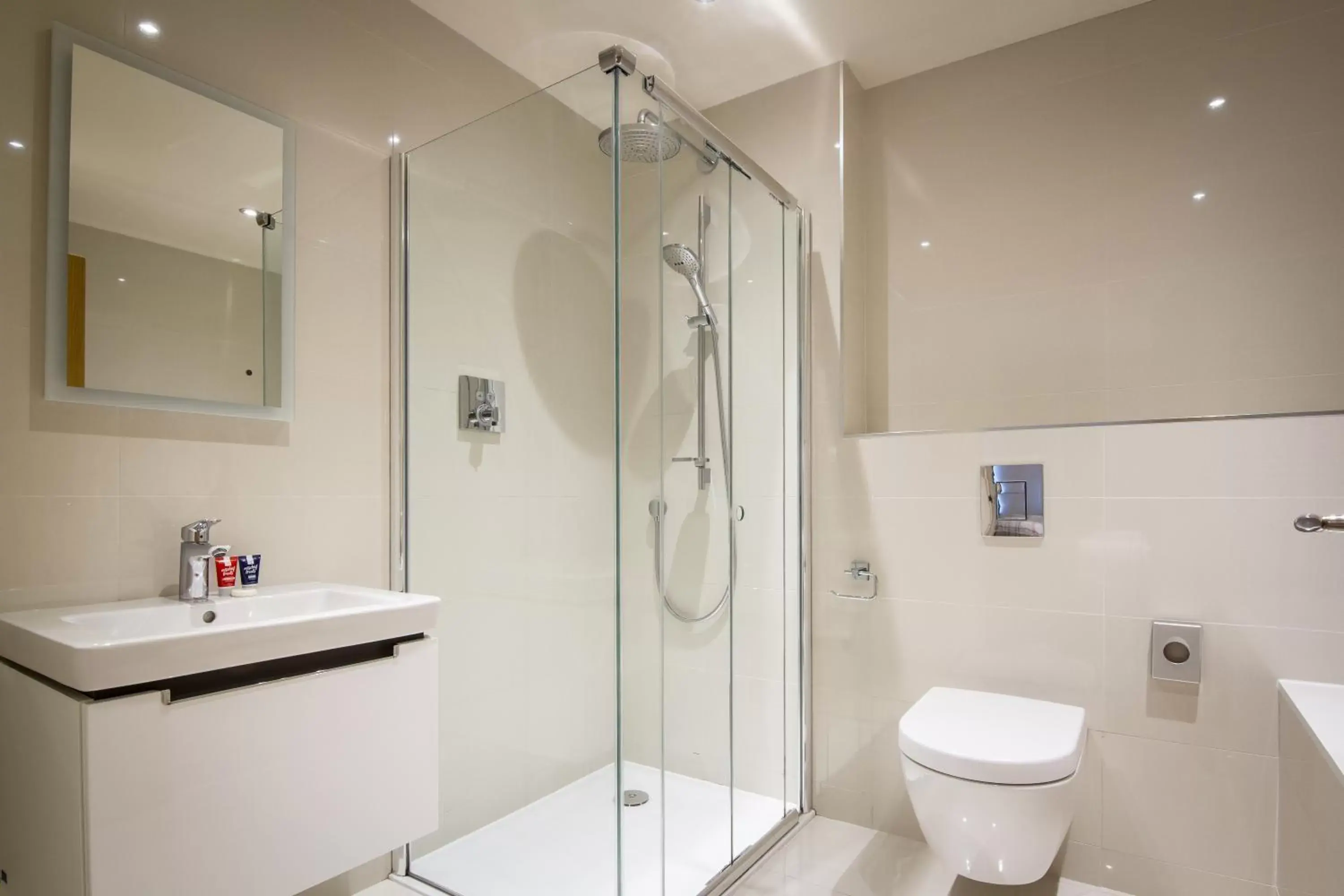 Shower, Bathroom in White Hart Hotel, BW Premier Collection