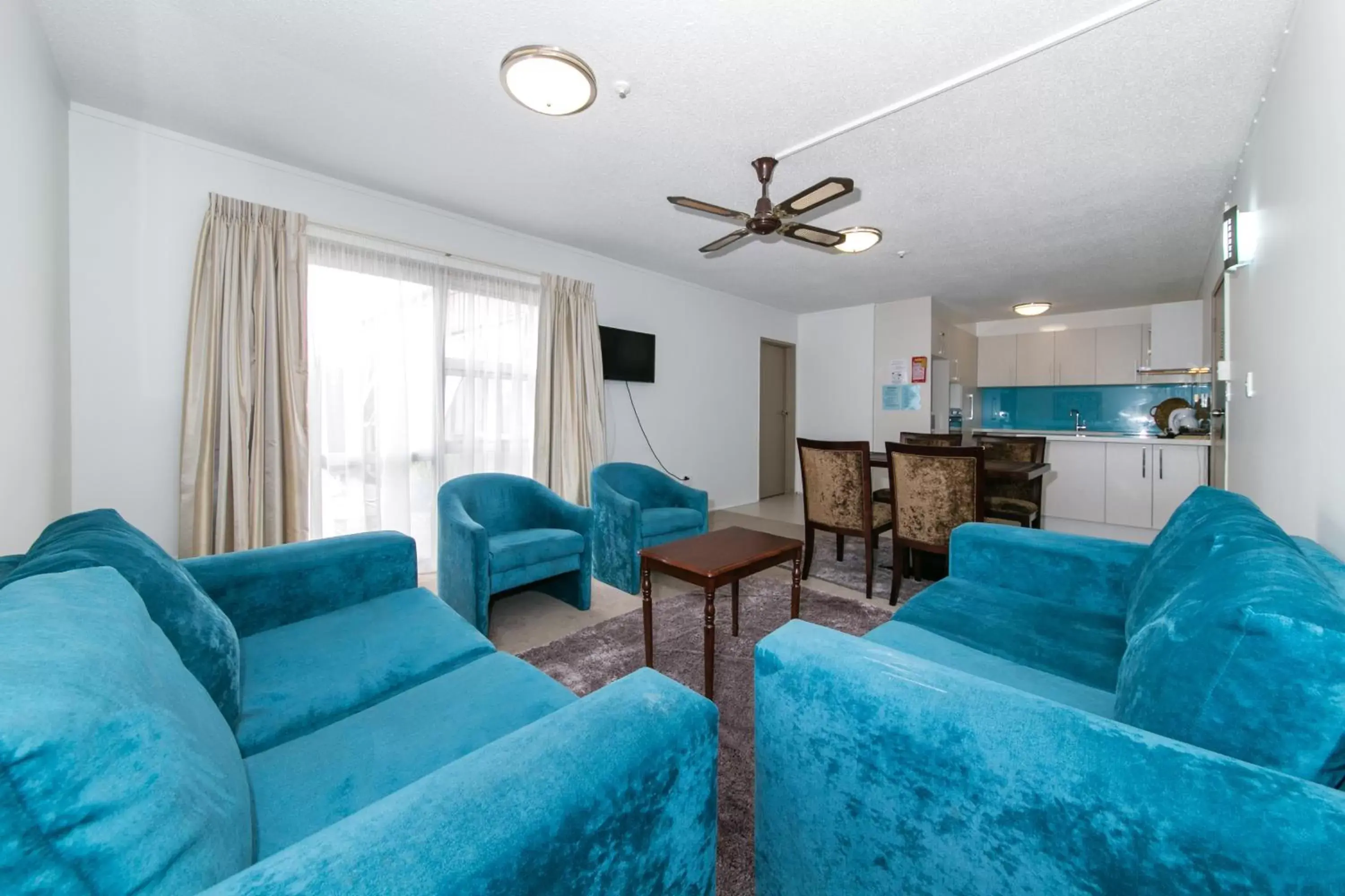 Kitchen or kitchenette, Seating Area in Airport Gateway Hotel