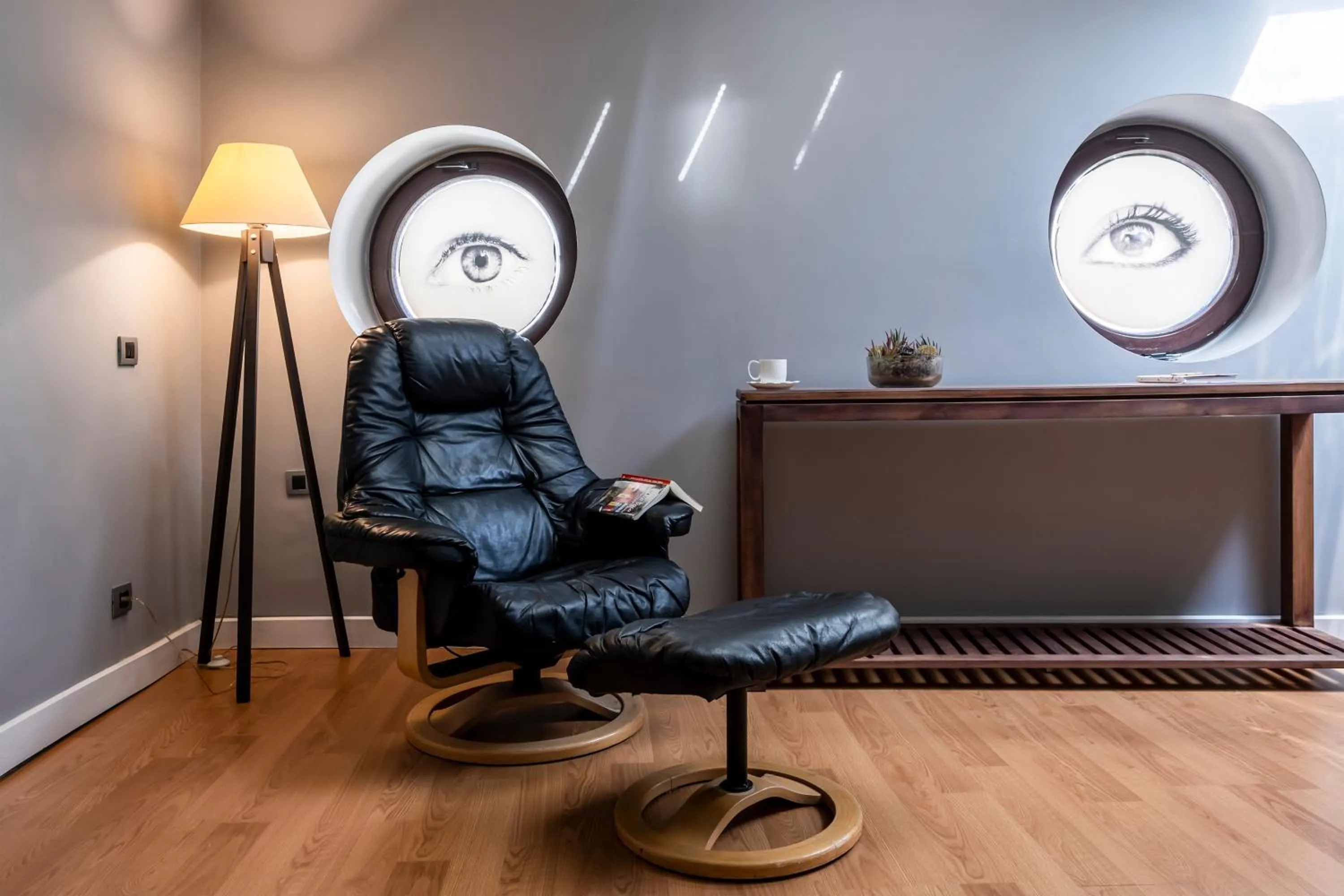 Communal lounge/ TV room in Ansen Hotel and Suites