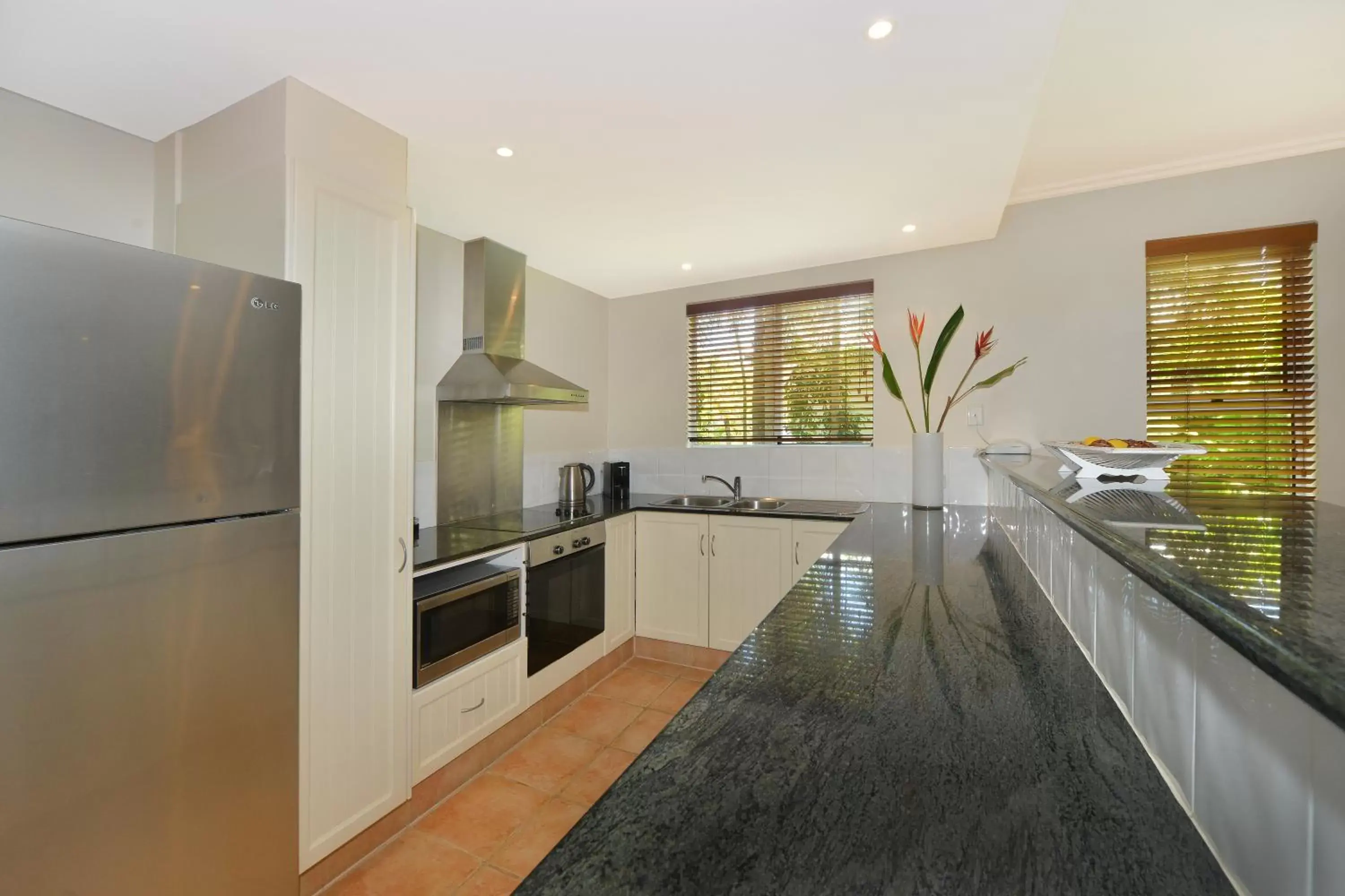 Kitchen or kitchenette, Kitchen/Kitchenette in Cayman Villas Port Douglas