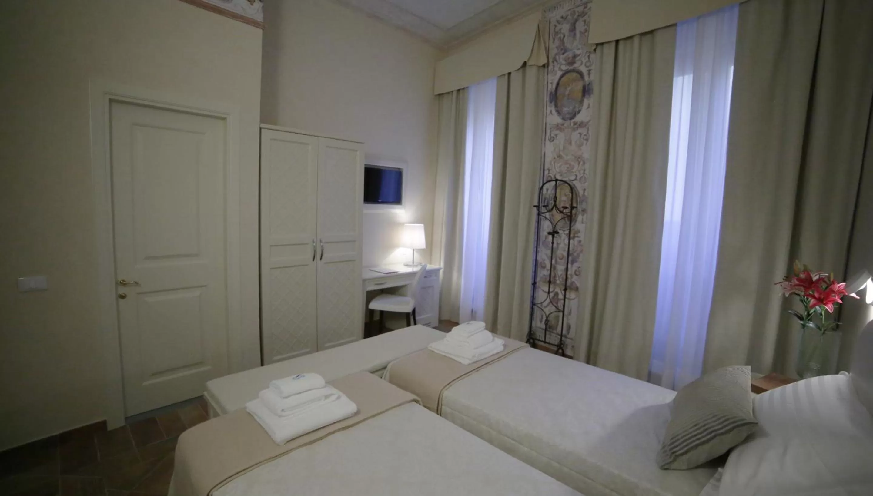 Photo of the whole room, Bed in Hotel Renaissance