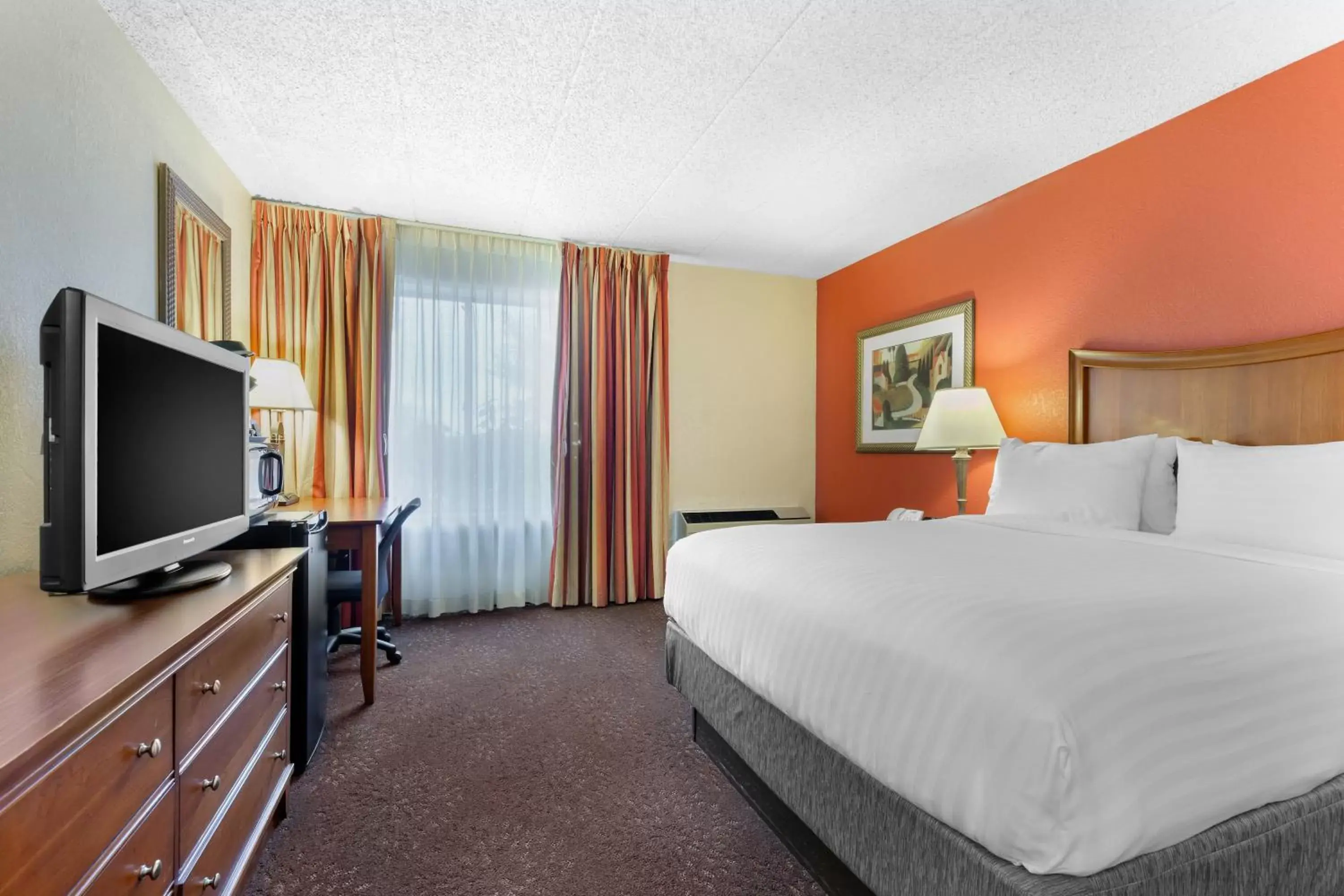 Photo of the whole room, Bed in Holiday Inn Express Chicago-Downers Grove, an IHG Hotel