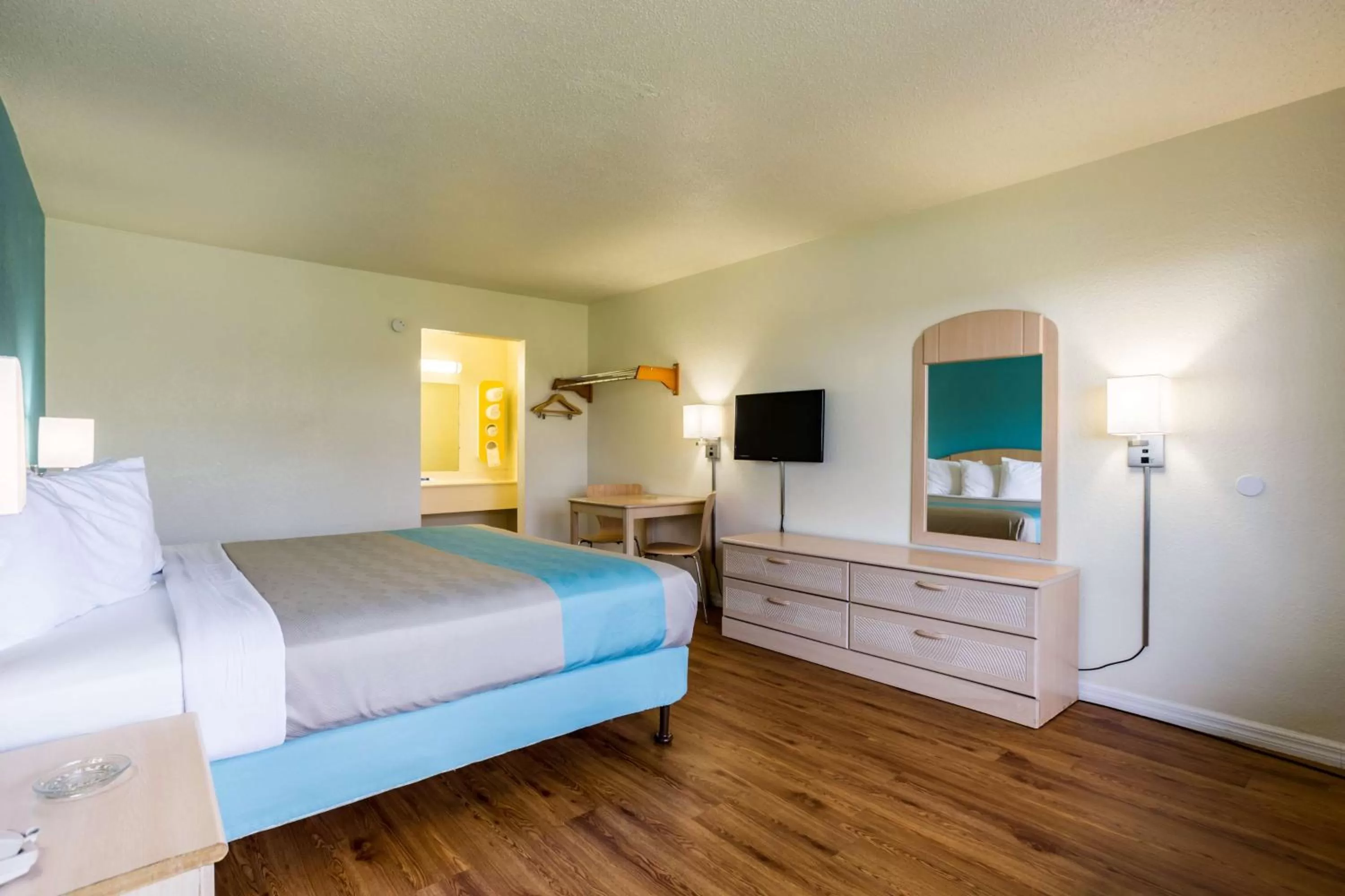 Bedroom, Bed in Motel 6-Spring Hill, FL - Weeki Wachee