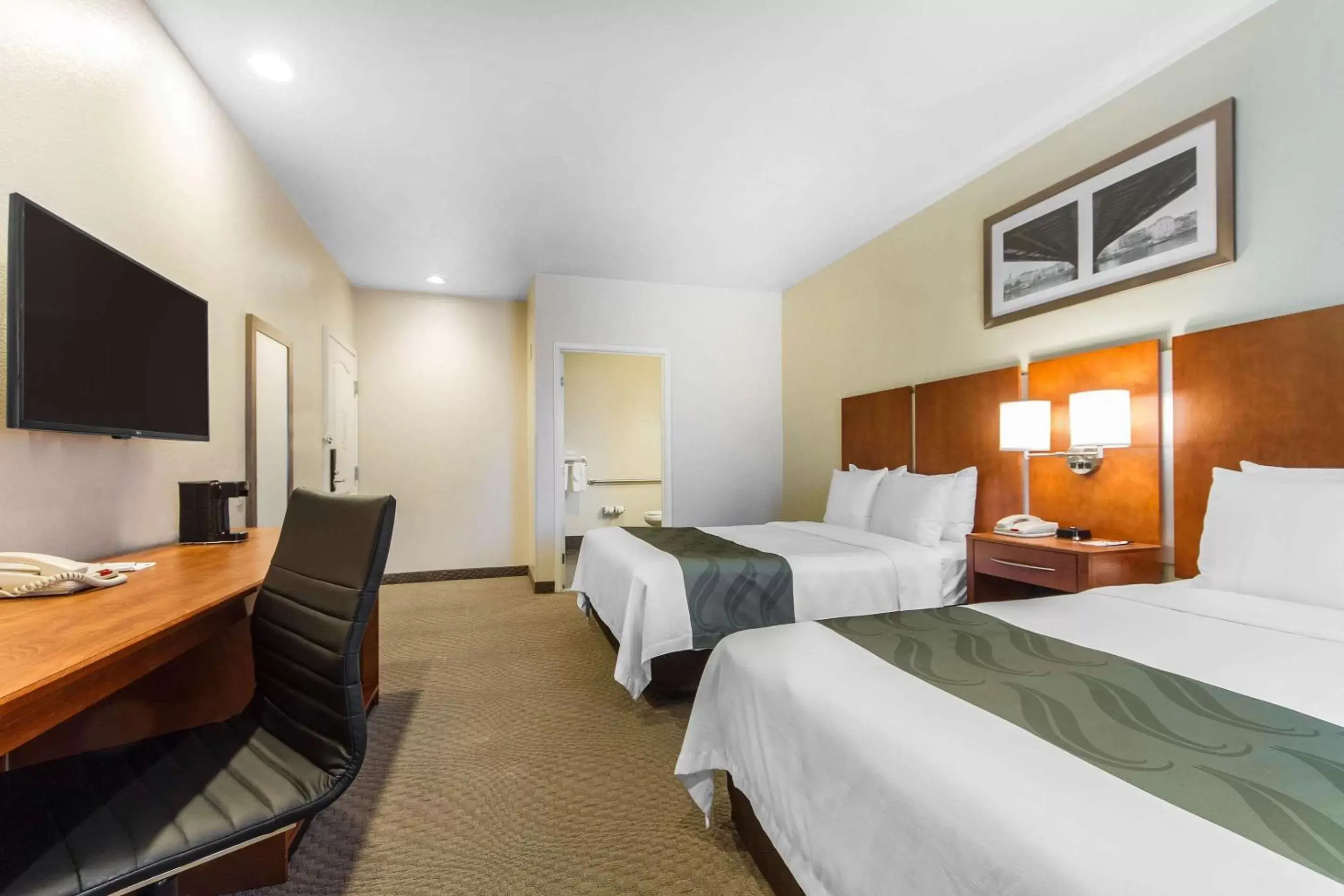 Photo of the whole room, Bed in Quality Inn San Jose Airport - Silicon Valley