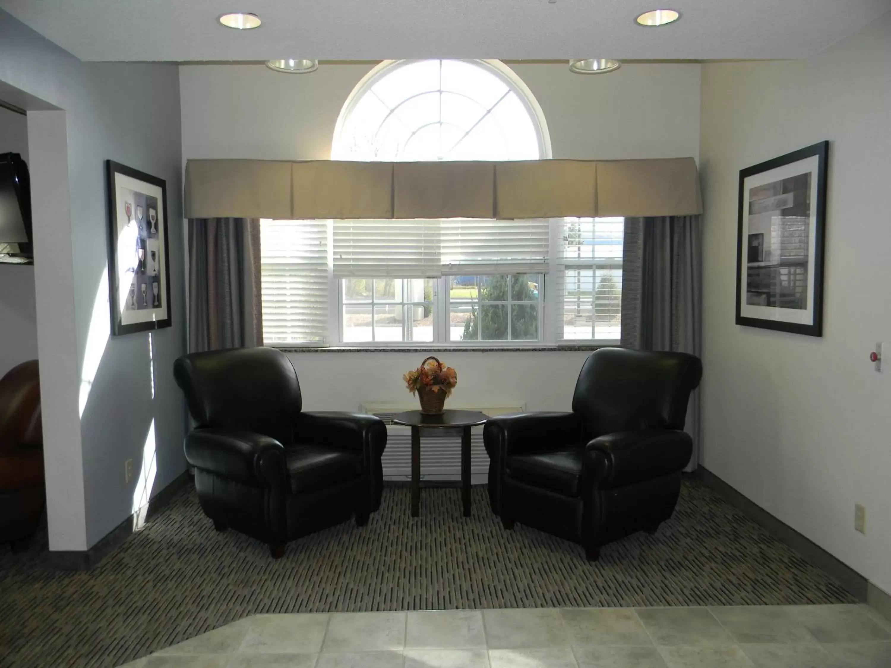 Lobby or reception, Seating Area in Microtel Inn & Suites Bath