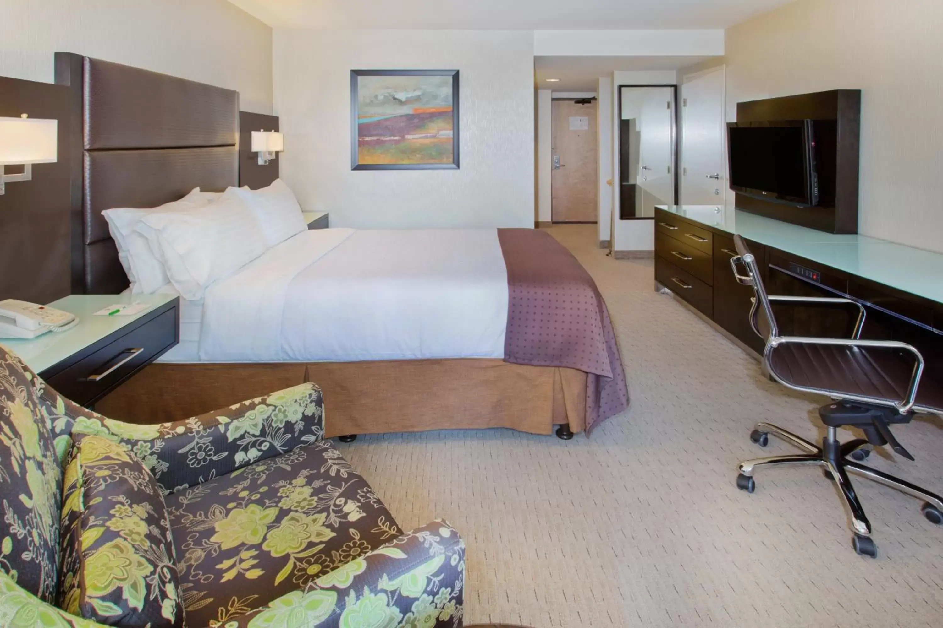 Photo of the whole room, Bed in Holiday Inn Vancouver-Centre Broadway, an IHG Hotel