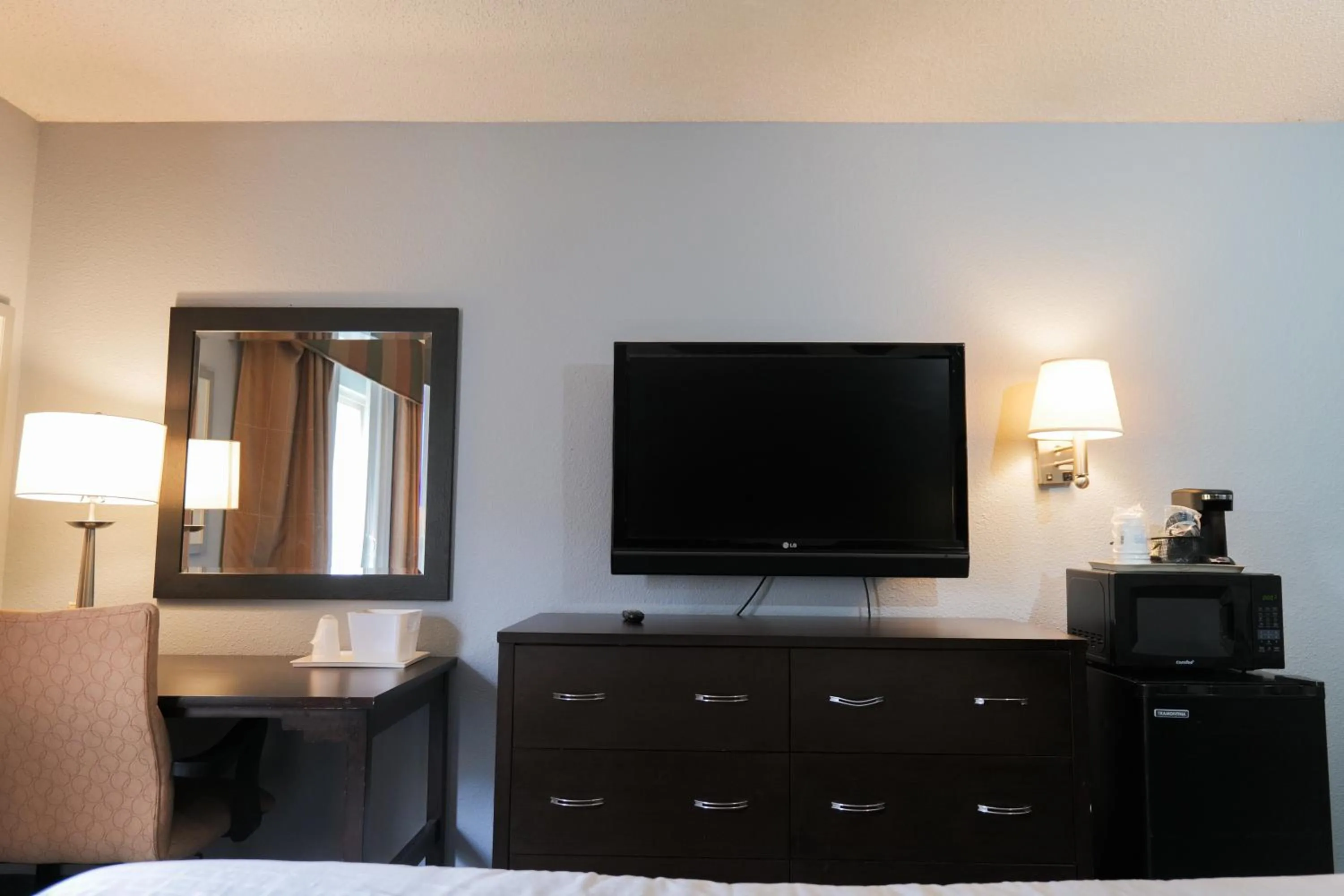 TV and multimedia in Baymont by Wyndham Flint Airport North