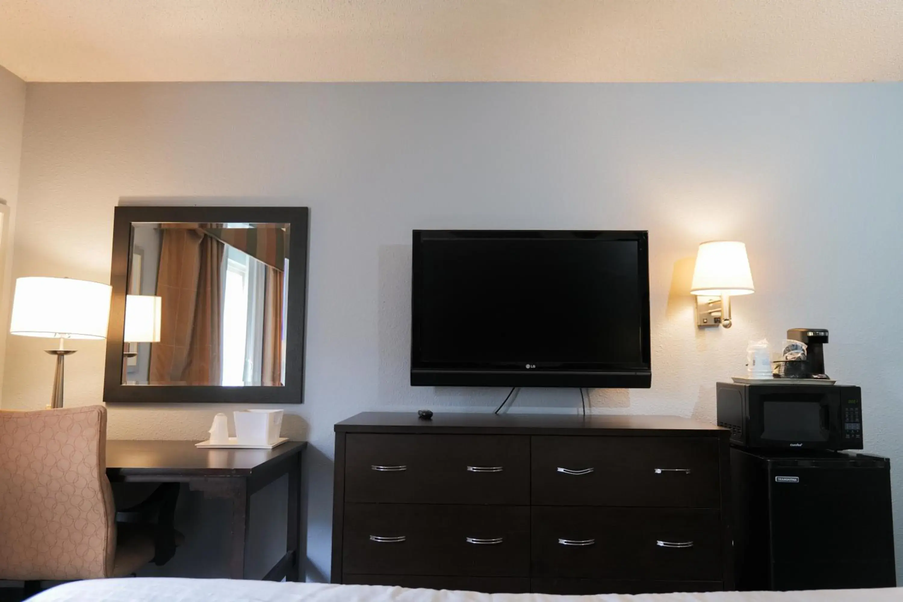 TV and multimedia, TV/Entertainment Center in Baymont by Wyndham Flint Airport North